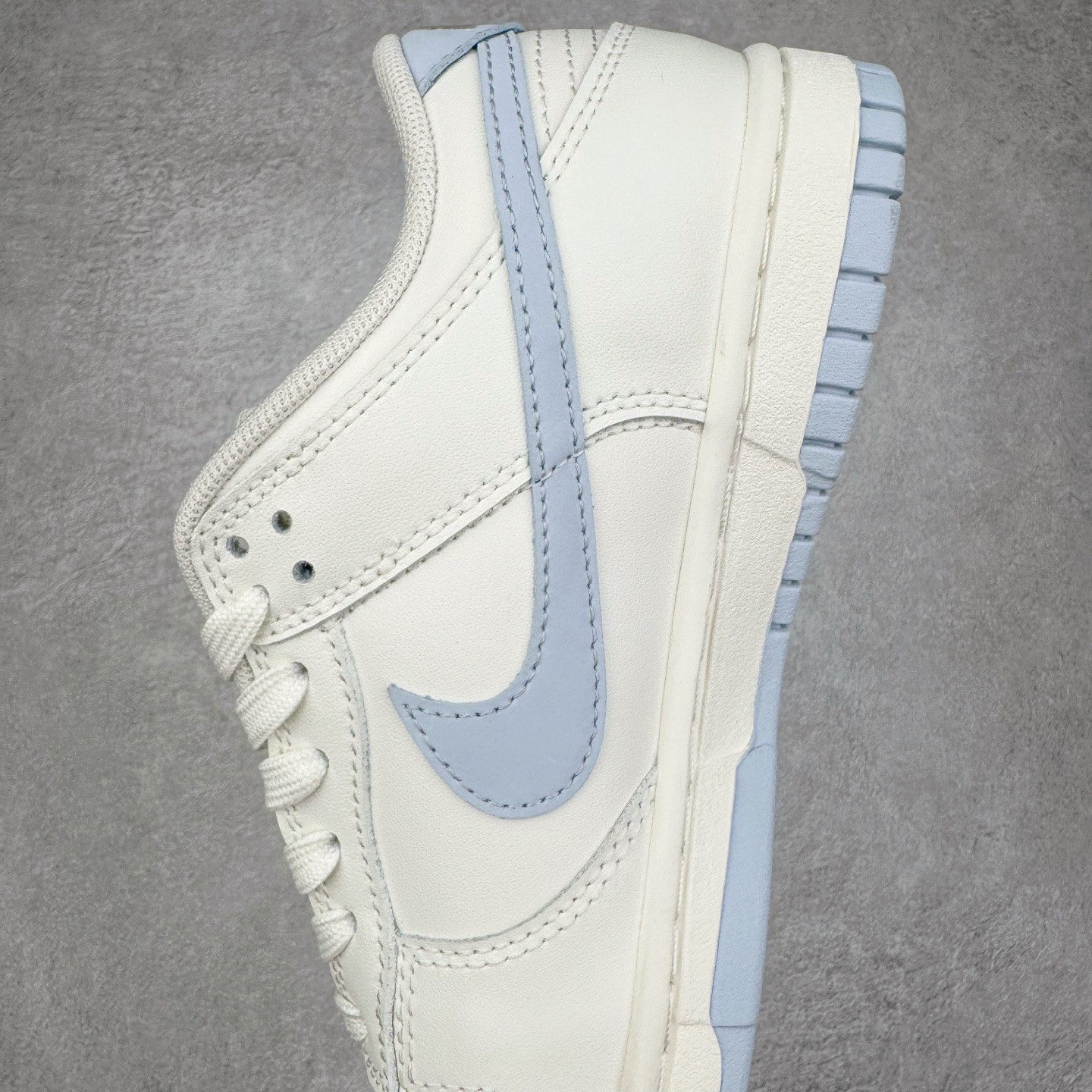 图片[7]-＃YC纯原 NK Dunk Low 仙女稚蓝 WB0510-067 当杏仁奶白的温柔，遇上Baby 蓝的沁凉，奶与蓝的温柔碰撞，是夏日微风拂过脚踝的轻盈。纯粹底色，稚嫩点睛，以低饱和美学，成就街头温柔的满分甜系装备。定制系列天花板 无原鞋不开发 全系列得物原鞋一比一校对开发 配色持续更新中 终端对接 优势输出 全套原厂楦头原纸板数据档案倾力打造 原汁原味莞产 极致还原 圈内最强针车工艺 高端零售指定版 广东原厂配套原盒原标 鞋盒分三个尺码段 原厂冲刀 超高清洁度 全鞋零毛边皮料切割 采用原厂百宏鞋带以及原厂百宏织唛舌标 内标可供原厂几率过验 进口原装条纹中底布 四线拉帮白色点胶 原厂拉帮手法遵循公司 原厂电绣 极致还原 尺码：36 36.5 37.5 38 38.5 39 40 40.5 41 42 42.5 43 44 44.5 45 46-选品中心