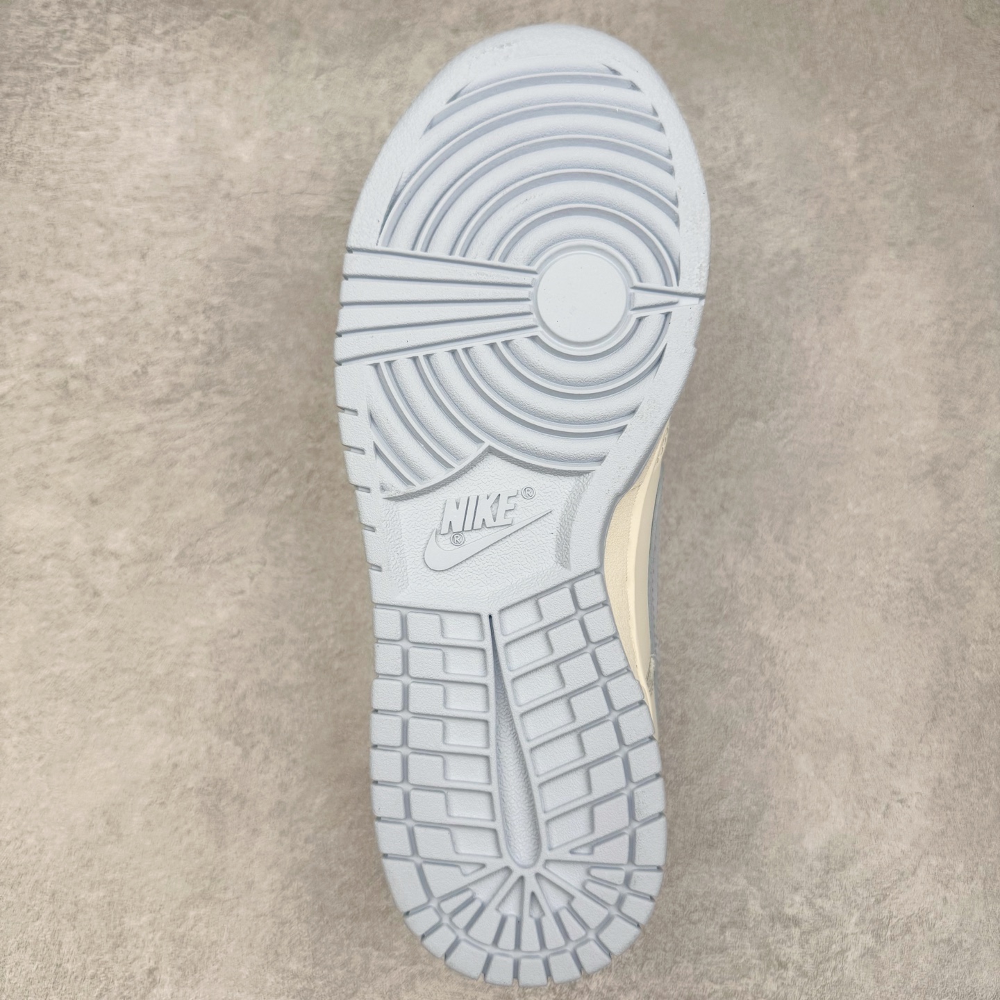 图片[9]-＃YC纯原 NK Dunk Low 仙女稚蓝 WB0510-067 当杏仁奶白的温柔，遇上Baby 蓝的沁凉，奶与蓝的温柔碰撞，是夏日微风拂过脚踝的轻盈。纯粹底色，稚嫩点睛，以低饱和美学，成就街头温柔的满分甜系装备。定制系列天花板 无原鞋不开发 全系列得物原鞋一比一校对开发 配色持续更新中 终端对接 优势输出 全套原厂楦头原纸板数据档案倾力打造 原汁原味莞产 极致还原 圈内最强针车工艺 高端零售指定版 广东原厂配套原盒原标 鞋盒分三个尺码段 原厂冲刀 超高清洁度 全鞋零毛边皮料切割 采用原厂百宏鞋带以及原厂百宏织唛舌标 内标可供原厂几率过验 进口原装条纹中底布 四线拉帮白色点胶 原厂拉帮手法遵循公司 原厂电绣 极致还原 尺码：36 36.5 37.5 38 38.5 39 40 40.5 41 42 42.5 43 44 44.5 45 46-选品中心