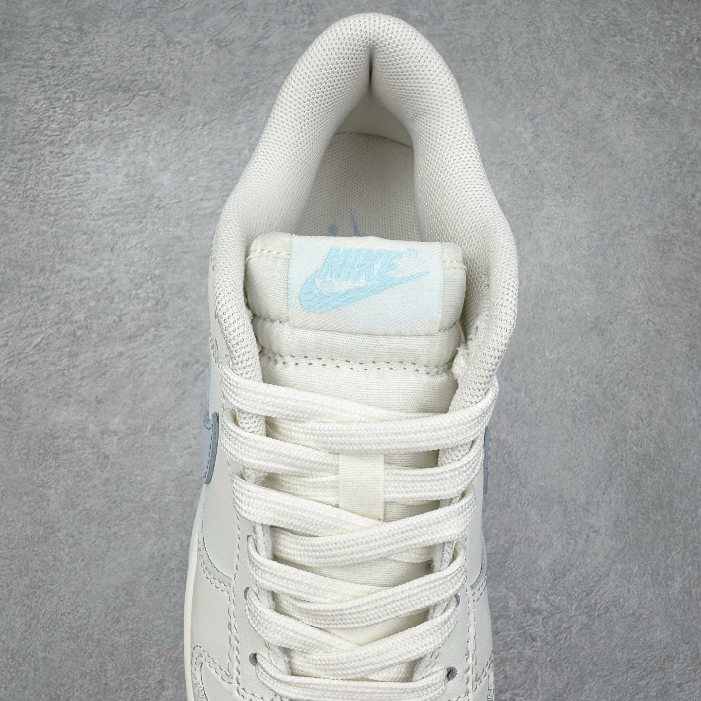 图片[5]-＃YC纯原 NK Dunk Low 仙女稚蓝 WB0510-067 当杏仁奶白的温柔，遇上Baby 蓝的沁凉，奶与蓝的温柔碰撞，是夏日微风拂过脚踝的轻盈。纯粹底色，稚嫩点睛，以低饱和美学，成就街头温柔的满分甜系装备。定制系列天花板 无原鞋不开发 全系列得物原鞋一比一校对开发 配色持续更新中 终端对接 优势输出 全套原厂楦头原纸板数据档案倾力打造 原汁原味莞产 极致还原 圈内最强针车工艺 高端零售指定版 广东原厂配套原盒原标 鞋盒分三个尺码段 原厂冲刀 超高清洁度 全鞋零毛边皮料切割 采用原厂百宏鞋带以及原厂百宏织唛舌标 内标可供原厂几率过验 进口原装条纹中底布 四线拉帮白色点胶 原厂拉帮手法遵循公司 原厂电绣 极致还原 尺码：36 36.5 37.5 38 38.5 39 40 40.5 41 42 42.5 43 44 44.5 45 46-选品中心