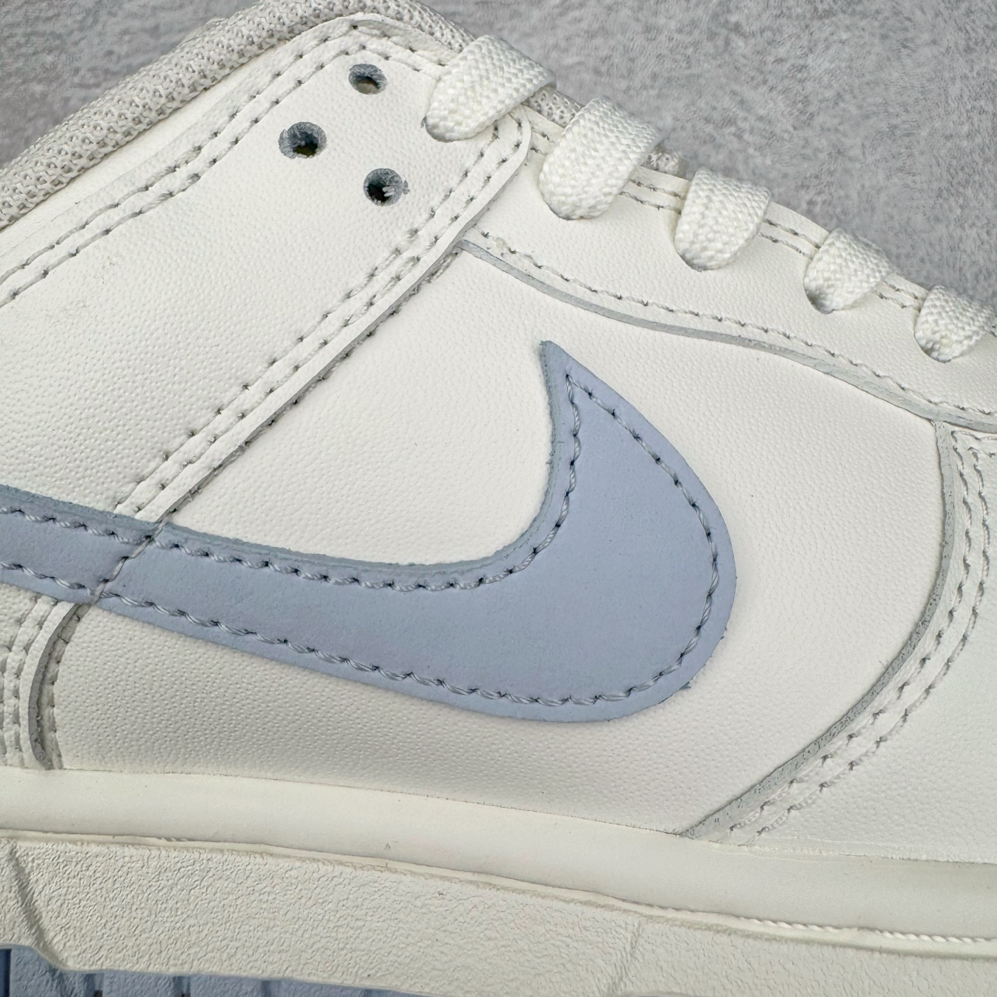 图片[14]-＃YC纯原 NK Dunk Low 仙女稚蓝 WB0510-067 当杏仁奶白的温柔，遇上Baby 蓝的沁凉，奶与蓝的温柔碰撞，是夏日微风拂过脚踝的轻盈。纯粹底色，稚嫩点睛，以低饱和美学，成就街头温柔的满分甜系装备。定制系列天花板 无原鞋不开发 全系列得物原鞋一比一校对开发 配色持续更新中 终端对接 优势输出 全套原厂楦头原纸板数据档案倾力打造 原汁原味莞产 极致还原 圈内最强针车工艺 高端零售指定版 广东原厂配套原盒原标 鞋盒分三个尺码段 原厂冲刀 超高清洁度 全鞋零毛边皮料切割 采用原厂百宏鞋带以及原厂百宏织唛舌标 内标可供原厂几率过验 进口原装条纹中底布 四线拉帮白色点胶 原厂拉帮手法遵循公司 原厂电绣 极致还原 尺码：36 36.5 37.5 38 38.5 39 40 40.5 41 42 42.5 43 44 44.5 45 46-选品中心