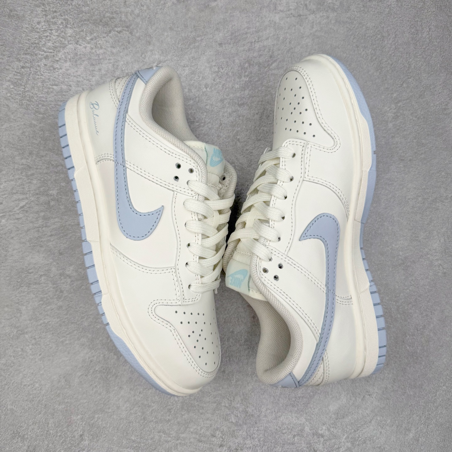 图片[3]-＃YC纯原 NK Dunk Low 仙女稚蓝 WB0510-067 当杏仁奶白的温柔，遇上Baby 蓝的沁凉，奶与蓝的温柔碰撞，是夏日微风拂过脚踝的轻盈。纯粹底色，稚嫩点睛，以低饱和美学，成就街头温柔的满分甜系装备。定制系列天花板 无原鞋不开发 全系列得物原鞋一比一校对开发 配色持续更新中 终端对接 优势输出 全套原厂楦头原纸板数据档案倾力打造 原汁原味莞产 极致还原 圈内最强针车工艺 高端零售指定版 广东原厂配套原盒原标 鞋盒分三个尺码段 原厂冲刀 超高清洁度 全鞋零毛边皮料切割 采用原厂百宏鞋带以及原厂百宏织唛舌标 内标可供原厂几率过验 进口原装条纹中底布 四线拉帮白色点胶 原厂拉帮手法遵循公司 原厂电绣 极致还原 尺码：36 36.5 37.5 38 38.5 39 40 40.5 41 42 42.5 43 44 44.5 45 46-选品中心