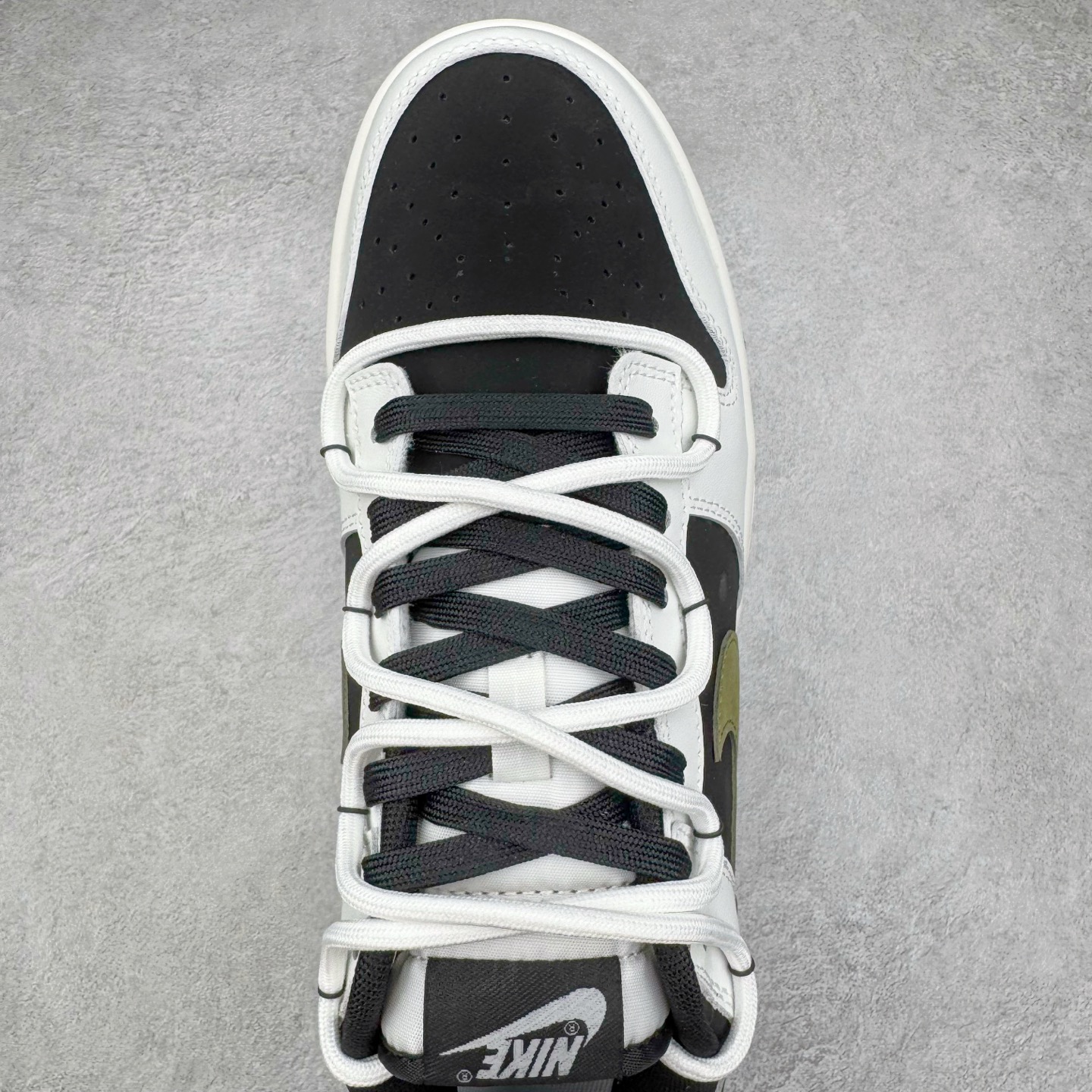 图片[4]-＃YC纯原 NK Dunk Low 寻迹使者 WG0414-024 当定制画笔蘸取反转勇气，白为画布，黑作序章，鞋侧橄榄绿Swoosh刺破常规轨迹。鞋侧破裂风「MIRACLE」是打破常规的宣言，后跟橙标如黑夜升起的信号灯，点燃探索的野心。踏遍千篇一律，无主之地，皆是你的疆域。定制系列天花板 无原鞋不开发 全系列得物原鞋一比一校对开发 配色持续更新中 终端对接 优势输出 全套原厂楦头原纸板数据档案倾力打造 原汁原味莞产 极致还原 圈内最强针车工艺 高端零售指定版 广东原厂配套原盒原标 鞋盒分三个尺码段 原厂冲刀 超高清洁度 全鞋零毛边皮料切割 采用原厂百宏鞋带以及原厂百宏织唛舌标 内标可供原厂几率过验 进口原装条纹中底布 四线拉帮白色点胶 原厂拉帮手法遵循公司 原厂电绣 极致还原 尺码：36 36.5 37.5 38 38.5 39 40 40.5 41 42 42.5 43 44 44.5 45 46-选品中心