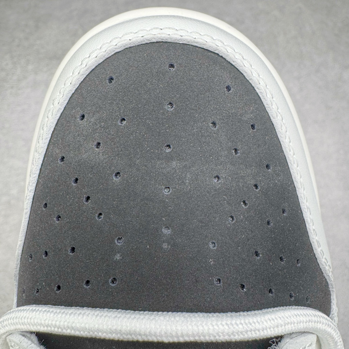 图片[15]-＃YC纯原 NK Dunk Low 寻迹使者 WG0414-024 当定制画笔蘸取反转勇气，白为画布，黑作序章，鞋侧橄榄绿Swoosh刺破常规轨迹。鞋侧破裂风「MIRACLE」是打破常规的宣言，后跟橙标如黑夜升起的信号灯，点燃探索的野心。踏遍千篇一律，无主之地，皆是你的疆域。定制系列天花板 无原鞋不开发 全系列得物原鞋一比一校对开发 配色持续更新中 终端对接 优势输出 全套原厂楦头原纸板数据档案倾力打造 原汁原味莞产 极致还原 圈内最强针车工艺 高端零售指定版 广东原厂配套原盒原标 鞋盒分三个尺码段 原厂冲刀 超高清洁度 全鞋零毛边皮料切割 采用原厂百宏鞋带以及原厂百宏织唛舌标 内标可供原厂几率过验 进口原装条纹中底布 四线拉帮白色点胶 原厂拉帮手法遵循公司 原厂电绣 极致还原 尺码：36 36.5 37.5 38 38.5 39 40 40.5 41 42 42.5 43 44 44.5 45 46-选品中心