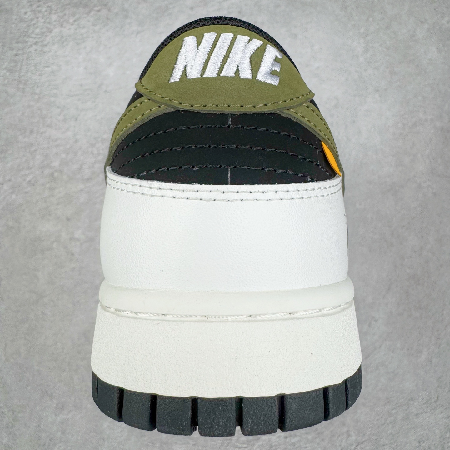 图片[8]-＃YC纯原 NK Dunk Low 寻迹使者 WG0414-024 当定制画笔蘸取反转勇气，白为画布，黑作序章，鞋侧橄榄绿Swoosh刺破常规轨迹。鞋侧破裂风「MIRACLE」是打破常规的宣言，后跟橙标如黑夜升起的信号灯，点燃探索的野心。踏遍千篇一律，无主之地，皆是你的疆域。定制系列天花板 无原鞋不开发 全系列得物原鞋一比一校对开发 配色持续更新中 终端对接 优势输出 全套原厂楦头原纸板数据档案倾力打造 原汁原味莞产 极致还原 圈内最强针车工艺 高端零售指定版 广东原厂配套原盒原标 鞋盒分三个尺码段 原厂冲刀 超高清洁度 全鞋零毛边皮料切割 采用原厂百宏鞋带以及原厂百宏织唛舌标 内标可供原厂几率过验 进口原装条纹中底布 四线拉帮白色点胶 原厂拉帮手法遵循公司 原厂电绣 极致还原 尺码：36 36.5 37.5 38 38.5 39 40 40.5 41 42 42.5 43 44 44.5 45 46-选品中心