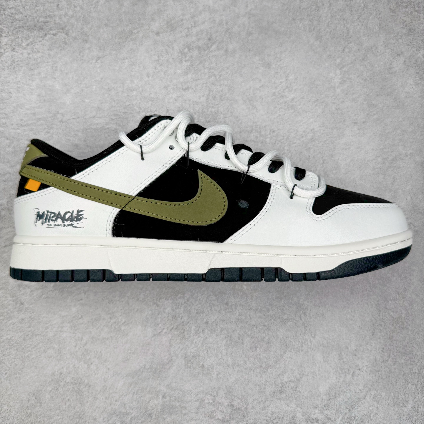 ＃YC纯原 NK Dunk Low 寻迹使者 WG0414-024 当定制画笔蘸取反转勇气，白为画布，黑作序章，鞋侧橄榄绿Swoosh刺破常规轨迹。鞋侧破裂风「MIRACLE」是打破常规的宣言，后跟橙标如黑夜升起的信号灯，点燃探索的野心。踏遍千篇一律，无主之地，皆是你的疆域。定制系列天花板 无原鞋不开发 全系列得物原鞋一比一校对开发 配色持续更新中 终端对接 优势输出 全套原厂楦头原纸板数据档案倾力打造 原汁原味莞产 极致还原 圈内最强针车工艺 高端零售指定版 广东原厂配套原盒原标 鞋盒分三个尺码段 原厂冲刀 超高清洁度 全鞋零毛边皮料切割 采用原厂百宏鞋带以及原厂百宏织唛舌标 内标可供原厂几率过验 进口原装条纹中底布 四线拉帮白色点胶 原厂拉帮手法遵循公司 原厂电绣 极致还原 尺码：36 36.5 37.5 38 38.5 39 40 40.5 41 42 42.5 43 44 44.5 45 46-选品中心