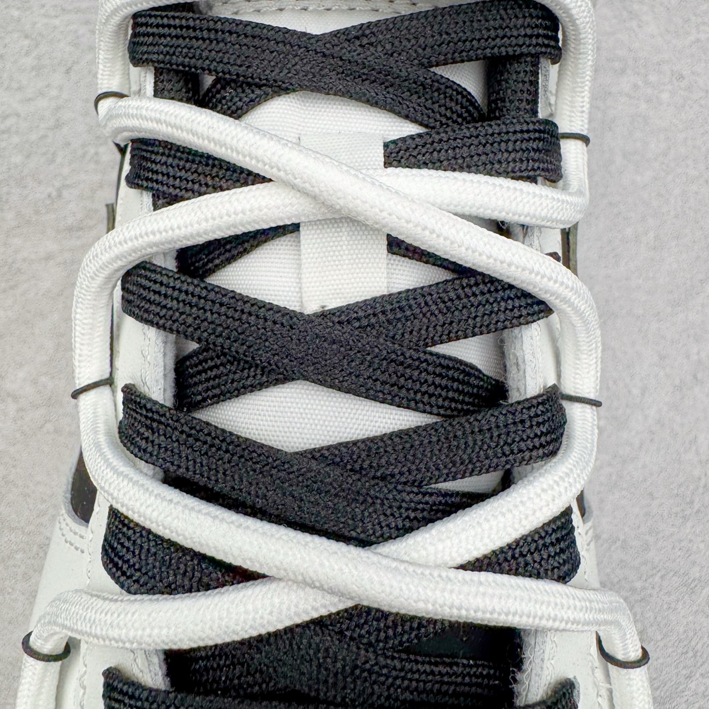 图片[14]-＃YC纯原 NK Dunk Low 寻迹使者 WG0414-024 当定制画笔蘸取反转勇气，白为画布，黑作序章，鞋侧橄榄绿Swoosh刺破常规轨迹。鞋侧破裂风「MIRACLE」是打破常规的宣言，后跟橙标如黑夜升起的信号灯，点燃探索的野心。踏遍千篇一律，无主之地，皆是你的疆域。定制系列天花板 无原鞋不开发 全系列得物原鞋一比一校对开发 配色持续更新中 终端对接 优势输出 全套原厂楦头原纸板数据档案倾力打造 原汁原味莞产 极致还原 圈内最强针车工艺 高端零售指定版 广东原厂配套原盒原标 鞋盒分三个尺码段 原厂冲刀 超高清洁度 全鞋零毛边皮料切割 采用原厂百宏鞋带以及原厂百宏织唛舌标 内标可供原厂几率过验 进口原装条纹中底布 四线拉帮白色点胶 原厂拉帮手法遵循公司 原厂电绣 极致还原 尺码：36 36.5 37.5 38 38.5 39 40 40.5 41 42 42.5 43 44 44.5 45 46-选品中心