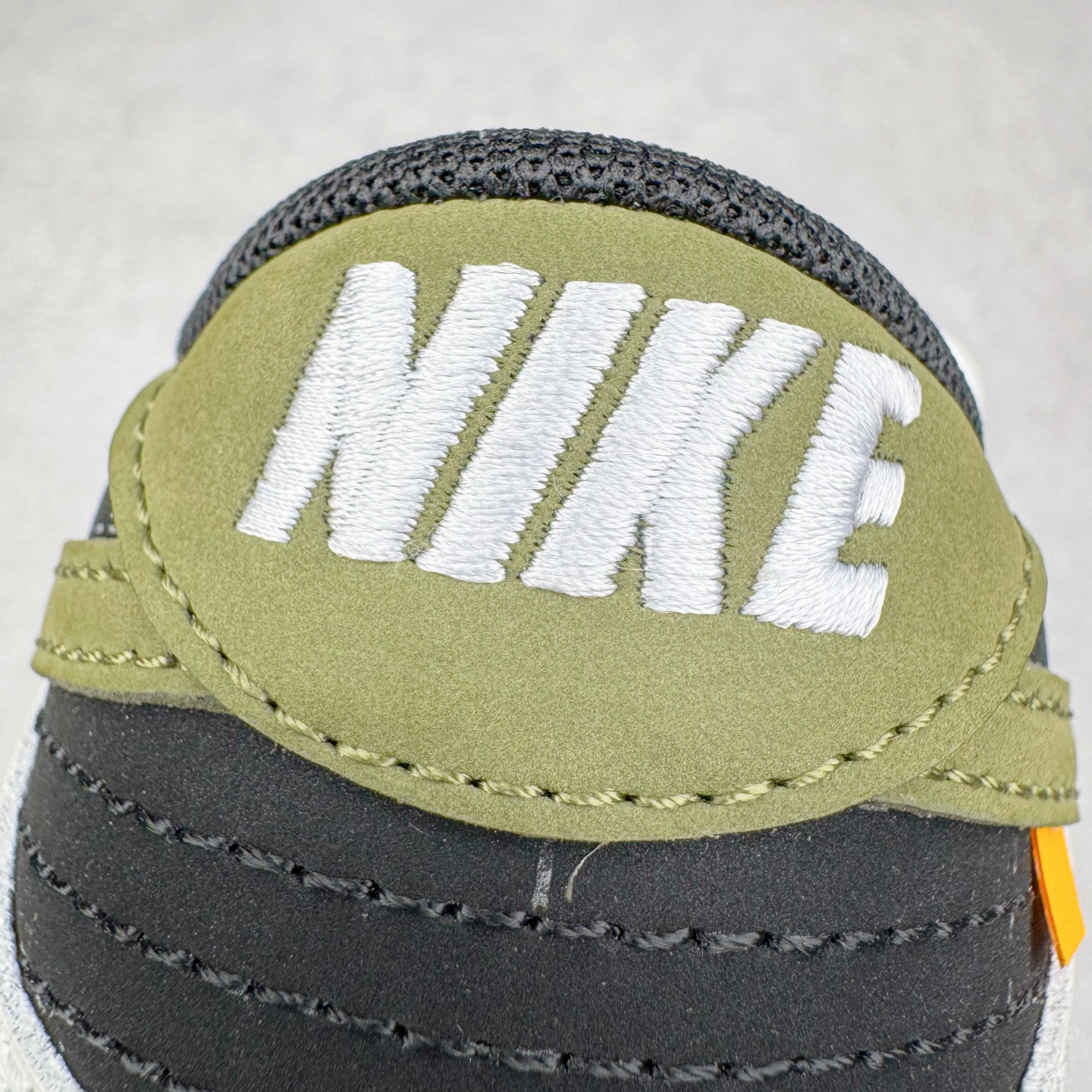 图片[16]-＃YC纯原 NK Dunk Low 寻迹使者 WG0414-024 当定制画笔蘸取反转勇气，白为画布，黑作序章，鞋侧橄榄绿Swoosh刺破常规轨迹。鞋侧破裂风「MIRACLE」是打破常规的宣言，后跟橙标如黑夜升起的信号灯，点燃探索的野心。踏遍千篇一律，无主之地，皆是你的疆域。定制系列天花板 无原鞋不开发 全系列得物原鞋一比一校对开发 配色持续更新中 终端对接 优势输出 全套原厂楦头原纸板数据档案倾力打造 原汁原味莞产 极致还原 圈内最强针车工艺 高端零售指定版 广东原厂配套原盒原标 鞋盒分三个尺码段 原厂冲刀 超高清洁度 全鞋零毛边皮料切割 采用原厂百宏鞋带以及原厂百宏织唛舌标 内标可供原厂几率过验 进口原装条纹中底布 四线拉帮白色点胶 原厂拉帮手法遵循公司 原厂电绣 极致还原 尺码：36 36.5 37.5 38 38.5 39 40 40.5 41 42 42.5 43 44 44.5 45 46-选品中心