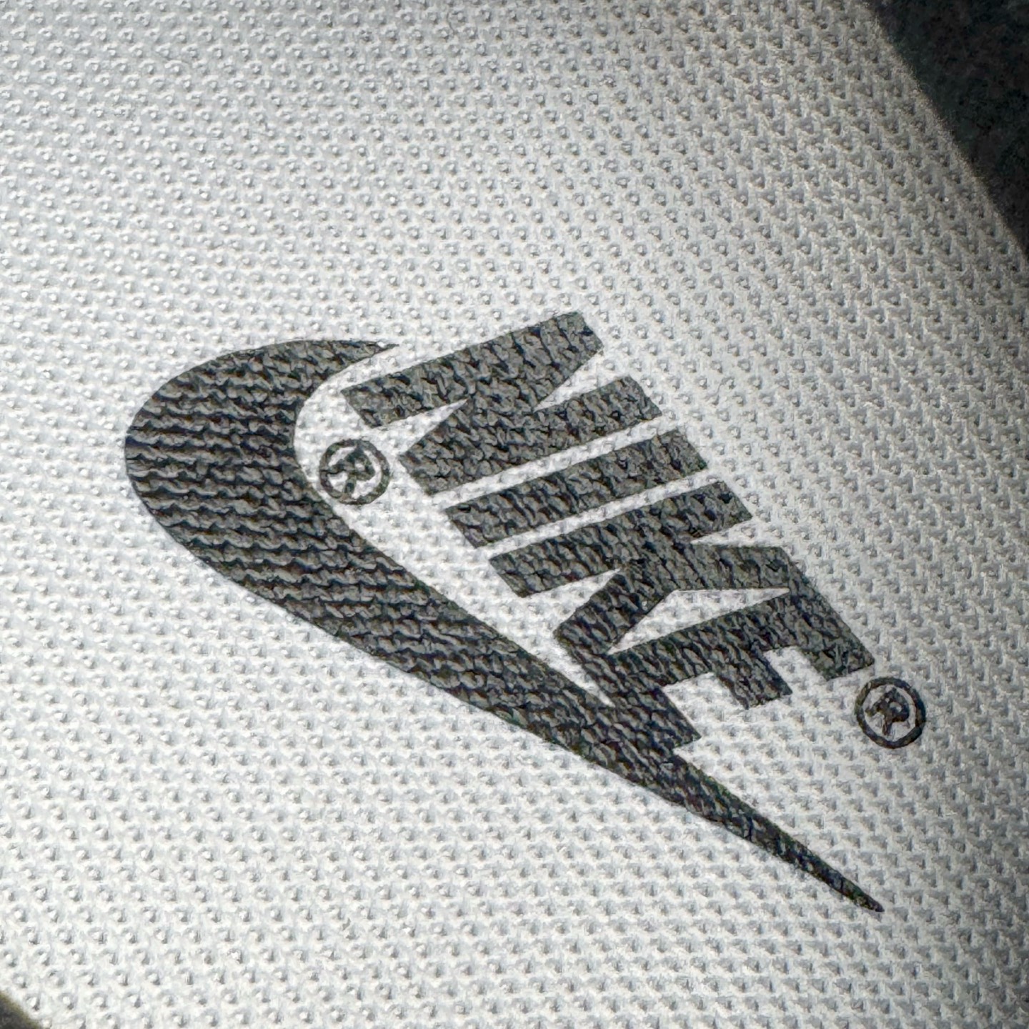 图片[12]-＃YC纯原 NK Dunk Low 寻迹使者 WG0414-024 当定制画笔蘸取反转勇气，白为画布，黑作序章，鞋侧橄榄绿Swoosh刺破常规轨迹。鞋侧破裂风「MIRACLE」是打破常规的宣言，后跟橙标如黑夜升起的信号灯，点燃探索的野心。踏遍千篇一律，无主之地，皆是你的疆域。定制系列天花板 无原鞋不开发 全系列得物原鞋一比一校对开发 配色持续更新中 终端对接 优势输出 全套原厂楦头原纸板数据档案倾力打造 原汁原味莞产 极致还原 圈内最强针车工艺 高端零售指定版 广东原厂配套原盒原标 鞋盒分三个尺码段 原厂冲刀 超高清洁度 全鞋零毛边皮料切割 采用原厂百宏鞋带以及原厂百宏织唛舌标 内标可供原厂几率过验 进口原装条纹中底布 四线拉帮白色点胶 原厂拉帮手法遵循公司 原厂电绣 极致还原 尺码：36 36.5 37.5 38 38.5 39 40 40.5 41 42 42.5 43 44 44.5 45 46-选品中心