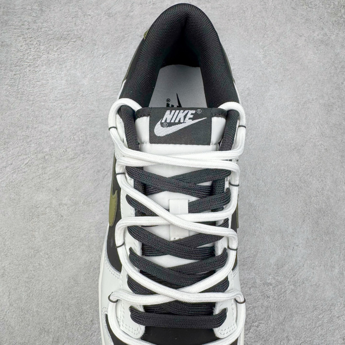 图片[5]-＃YC纯原 NK Dunk Low 寻迹使者 WG0414-024 当定制画笔蘸取反转勇气，白为画布，黑作序章，鞋侧橄榄绿Swoosh刺破常规轨迹。鞋侧破裂风「MIRACLE」是打破常规的宣言，后跟橙标如黑夜升起的信号灯，点燃探索的野心。踏遍千篇一律，无主之地，皆是你的疆域。定制系列天花板 无原鞋不开发 全系列得物原鞋一比一校对开发 配色持续更新中 终端对接 优势输出 全套原厂楦头原纸板数据档案倾力打造 原汁原味莞产 极致还原 圈内最强针车工艺 高端零售指定版 广东原厂配套原盒原标 鞋盒分三个尺码段 原厂冲刀 超高清洁度 全鞋零毛边皮料切割 采用原厂百宏鞋带以及原厂百宏织唛舌标 内标可供原厂几率过验 进口原装条纹中底布 四线拉帮白色点胶 原厂拉帮手法遵循公司 原厂电绣 极致还原 尺码：36 36.5 37.5 38 38.5 39 40 40.5 41 42 42.5 43 44 44.5 45 46-选品中心