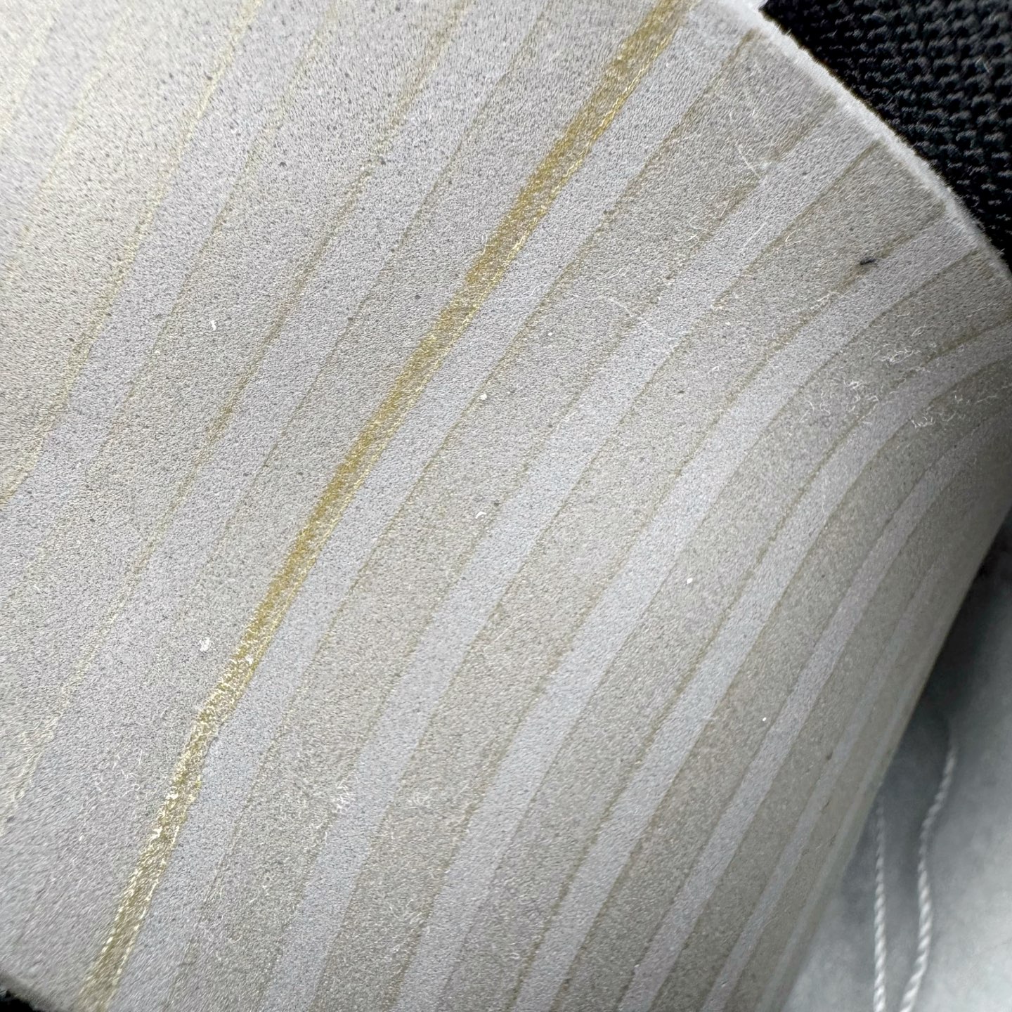 图片[11]-＃YC纯原 NK Dunk Low 寻迹使者 WG0414-024 当定制画笔蘸取反转勇气，白为画布，黑作序章，鞋侧橄榄绿Swoosh刺破常规轨迹。鞋侧破裂风「MIRACLE」是打破常规的宣言，后跟橙标如黑夜升起的信号灯，点燃探索的野心。踏遍千篇一律，无主之地，皆是你的疆域。定制系列天花板 无原鞋不开发 全系列得物原鞋一比一校对开发 配色持续更新中 终端对接 优势输出 全套原厂楦头原纸板数据档案倾力打造 原汁原味莞产 极致还原 圈内最强针车工艺 高端零售指定版 广东原厂配套原盒原标 鞋盒分三个尺码段 原厂冲刀 超高清洁度 全鞋零毛边皮料切割 采用原厂百宏鞋带以及原厂百宏织唛舌标 内标可供原厂几率过验 进口原装条纹中底布 四线拉帮白色点胶 原厂拉帮手法遵循公司 原厂电绣 极致还原 尺码：36 36.5 37.5 38 38.5 39 40 40.5 41 42 42.5 43 44 44.5 45 46-选品中心