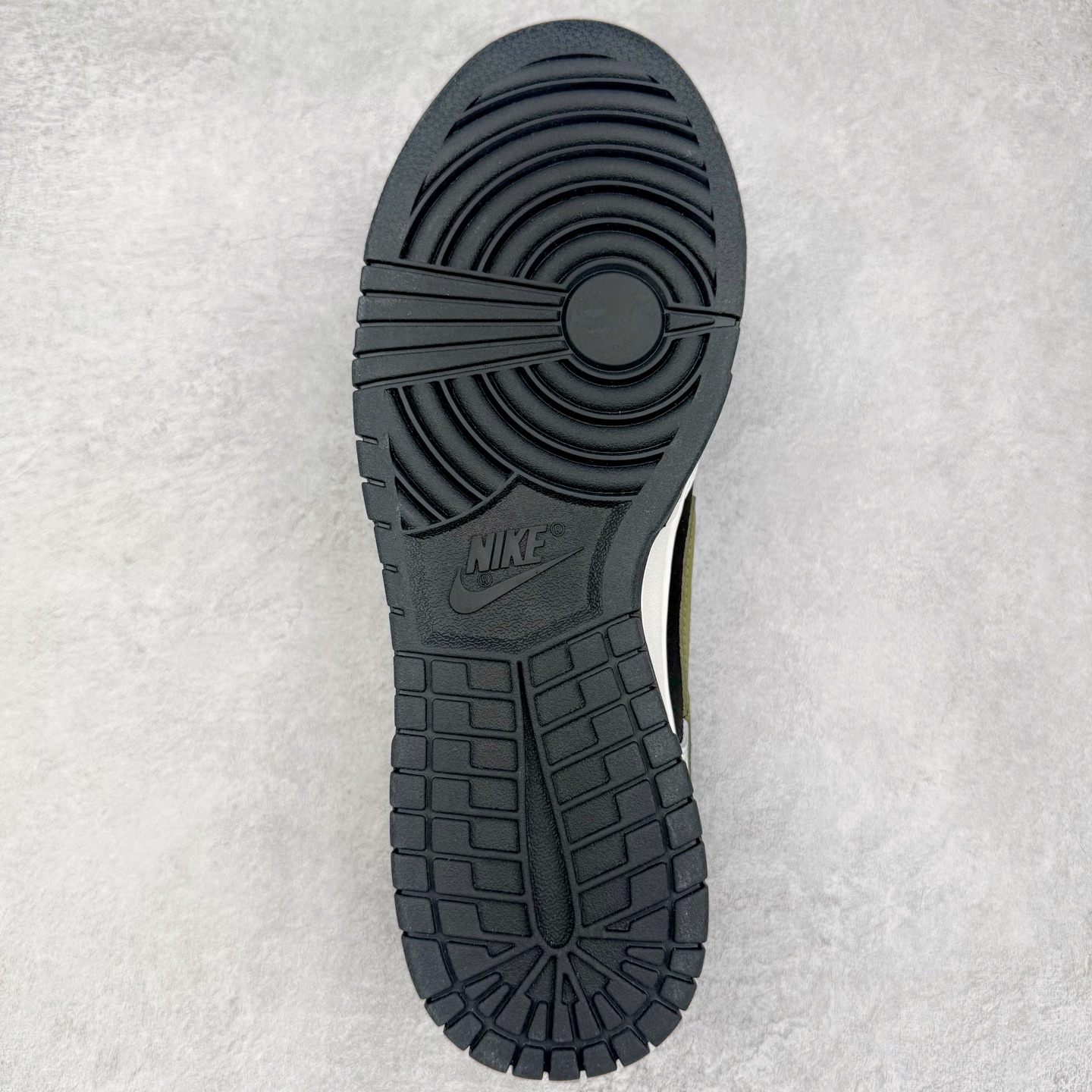 图片[9]-＃YC纯原 NK Dunk Low 寻迹使者 WG0414-024 当定制画笔蘸取反转勇气，白为画布，黑作序章，鞋侧橄榄绿Swoosh刺破常规轨迹。鞋侧破裂风「MIRACLE」是打破常规的宣言，后跟橙标如黑夜升起的信号灯，点燃探索的野心。踏遍千篇一律，无主之地，皆是你的疆域。定制系列天花板 无原鞋不开发 全系列得物原鞋一比一校对开发 配色持续更新中 终端对接 优势输出 全套原厂楦头原纸板数据档案倾力打造 原汁原味莞产 极致还原 圈内最强针车工艺 高端零售指定版 广东原厂配套原盒原标 鞋盒分三个尺码段 原厂冲刀 超高清洁度 全鞋零毛边皮料切割 采用原厂百宏鞋带以及原厂百宏织唛舌标 内标可供原厂几率过验 进口原装条纹中底布 四线拉帮白色点胶 原厂拉帮手法遵循公司 原厂电绣 极致还原 尺码：36 36.5 37.5 38 38.5 39 40 40.5 41 42 42.5 43 44 44.5 45 46-选品中心