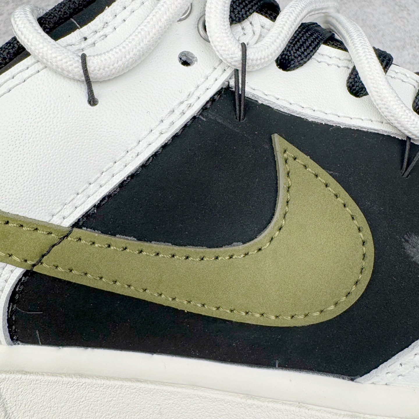 图片[18]-＃YC纯原 NK Dunk Low 寻迹使者 WG0414-024 当定制画笔蘸取反转勇气，白为画布，黑作序章，鞋侧橄榄绿Swoosh刺破常规轨迹。鞋侧破裂风「MIRACLE」是打破常规的宣言，后跟橙标如黑夜升起的信号灯，点燃探索的野心。踏遍千篇一律，无主之地，皆是你的疆域。定制系列天花板 无原鞋不开发 全系列得物原鞋一比一校对开发 配色持续更新中 终端对接 优势输出 全套原厂楦头原纸板数据档案倾力打造 原汁原味莞产 极致还原 圈内最强针车工艺 高端零售指定版 广东原厂配套原盒原标 鞋盒分三个尺码段 原厂冲刀 超高清洁度 全鞋零毛边皮料切割 采用原厂百宏鞋带以及原厂百宏织唛舌标 内标可供原厂几率过验 进口原装条纹中底布 四线拉帮白色点胶 原厂拉帮手法遵循公司 原厂电绣 极致还原 尺码：36 36.5 37.5 38 38.5 39 40 40.5 41 42 42.5 43 44 44.5 45 46-选品中心