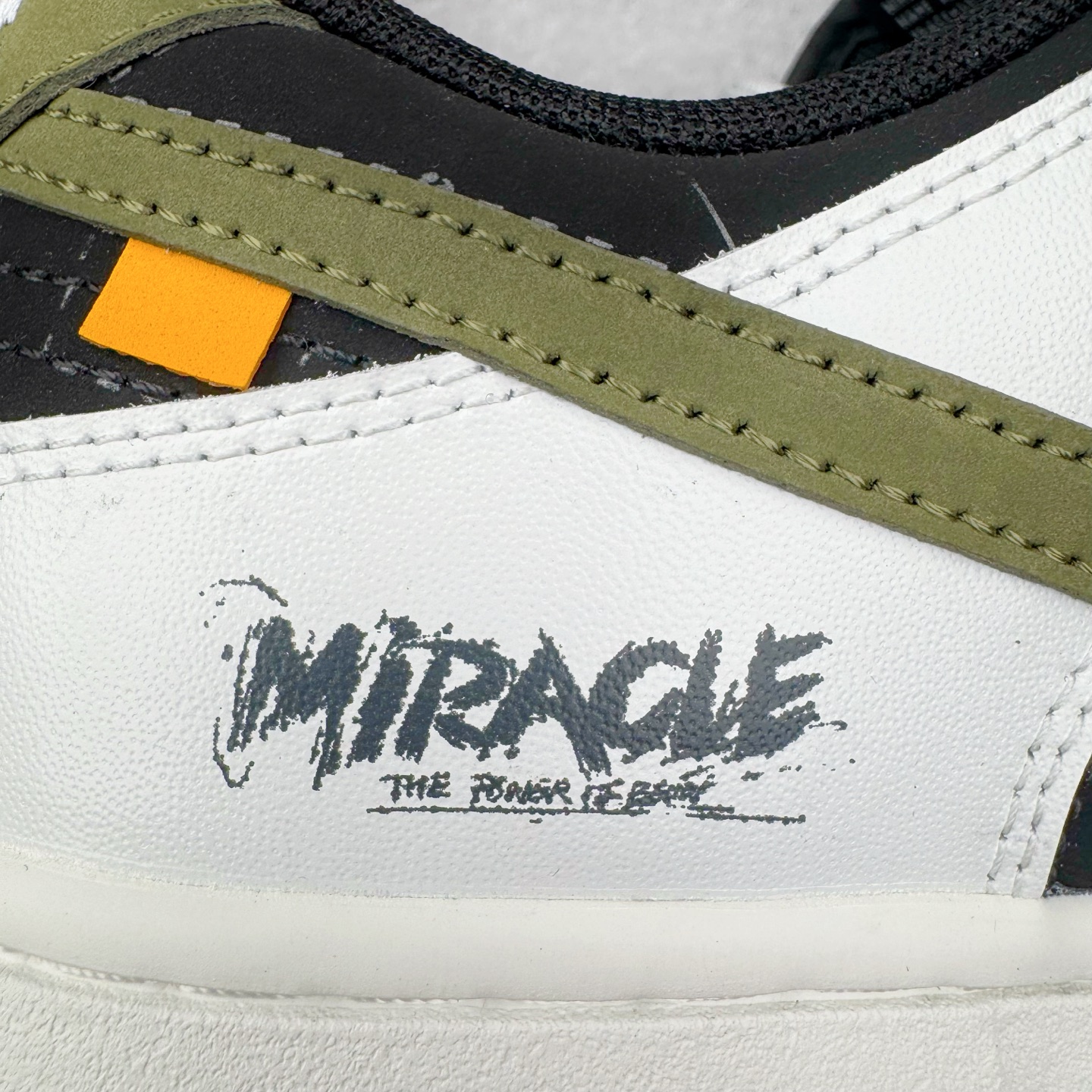图片[17]-＃YC纯原 NK Dunk Low 寻迹使者 WG0414-024 当定制画笔蘸取反转勇气，白为画布，黑作序章，鞋侧橄榄绿Swoosh刺破常规轨迹。鞋侧破裂风「MIRACLE」是打破常规的宣言，后跟橙标如黑夜升起的信号灯，点燃探索的野心。踏遍千篇一律，无主之地，皆是你的疆域。定制系列天花板 无原鞋不开发 全系列得物原鞋一比一校对开发 配色持续更新中 终端对接 优势输出 全套原厂楦头原纸板数据档案倾力打造 原汁原味莞产 极致还原 圈内最强针车工艺 高端零售指定版 广东原厂配套原盒原标 鞋盒分三个尺码段 原厂冲刀 超高清洁度 全鞋零毛边皮料切割 采用原厂百宏鞋带以及原厂百宏织唛舌标 内标可供原厂几率过验 进口原装条纹中底布 四线拉帮白色点胶 原厂拉帮手法遵循公司 原厂电绣 极致还原 尺码：36 36.5 37.5 38 38.5 39 40 40.5 41 42 42.5 43 44 44.5 45 46-选品中心