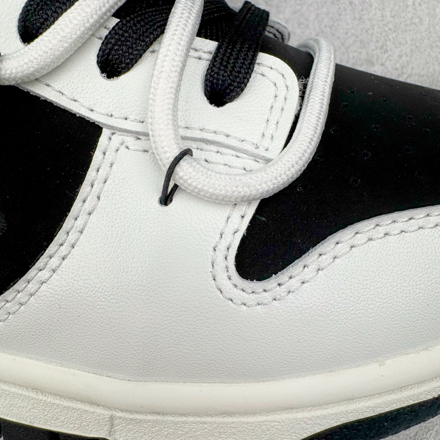 图片[19]-＃YC纯原 NK Dunk Low 寻迹使者 WG0414-024 当定制画笔蘸取反转勇气，白为画布，黑作序章，鞋侧橄榄绿Swoosh刺破常规轨迹。鞋侧破裂风「MIRACLE」是打破常规的宣言，后跟橙标如黑夜升起的信号灯，点燃探索的野心。踏遍千篇一律，无主之地，皆是你的疆域。定制系列天花板 无原鞋不开发 全系列得物原鞋一比一校对开发 配色持续更新中 终端对接 优势输出 全套原厂楦头原纸板数据档案倾力打造 原汁原味莞产 极致还原 圈内最强针车工艺 高端零售指定版 广东原厂配套原盒原标 鞋盒分三个尺码段 原厂冲刀 超高清洁度 全鞋零毛边皮料切割 采用原厂百宏鞋带以及原厂百宏织唛舌标 内标可供原厂几率过验 进口原装条纹中底布 四线拉帮白色点胶 原厂拉帮手法遵循公司 原厂电绣 极致还原 尺码：36 36.5 37.5 38 38.5 39 40 40.5 41 42 42.5 43 44 44.5 45 46-选品中心