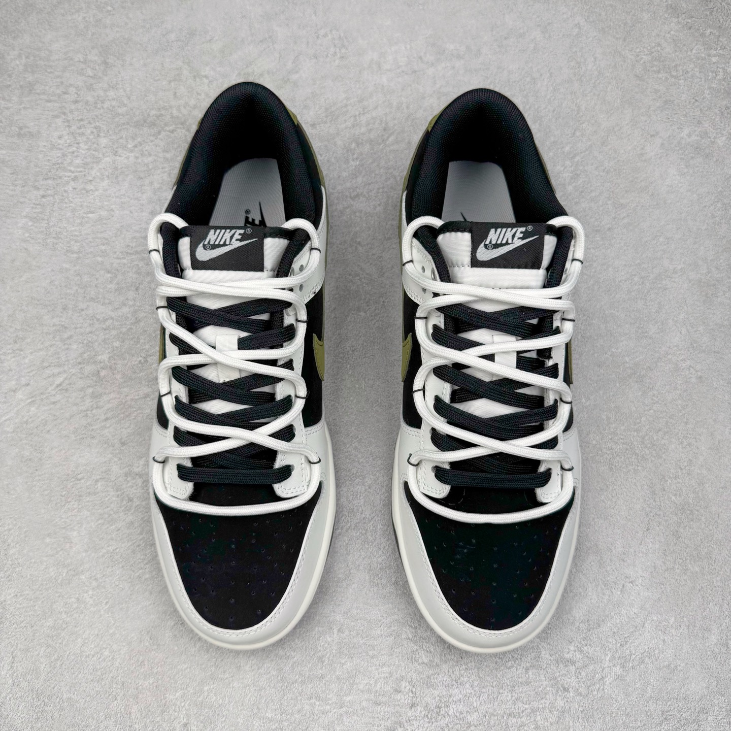 图片[2]-＃YC纯原 NK Dunk Low 寻迹使者 WG0414-024 当定制画笔蘸取反转勇气，白为画布，黑作序章，鞋侧橄榄绿Swoosh刺破常规轨迹。鞋侧破裂风「MIRACLE」是打破常规的宣言，后跟橙标如黑夜升起的信号灯，点燃探索的野心。踏遍千篇一律，无主之地，皆是你的疆域。定制系列天花板 无原鞋不开发 全系列得物原鞋一比一校对开发 配色持续更新中 终端对接 优势输出 全套原厂楦头原纸板数据档案倾力打造 原汁原味莞产 极致还原 圈内最强针车工艺 高端零售指定版 广东原厂配套原盒原标 鞋盒分三个尺码段 原厂冲刀 超高清洁度 全鞋零毛边皮料切割 采用原厂百宏鞋带以及原厂百宏织唛舌标 内标可供原厂几率过验 进口原装条纹中底布 四线拉帮白色点胶 原厂拉帮手法遵循公司 原厂电绣 极致还原 尺码：36 36.5 37.5 38 38.5 39 40 40.5 41 42 42.5 43 44 44.5 45 46-选品中心