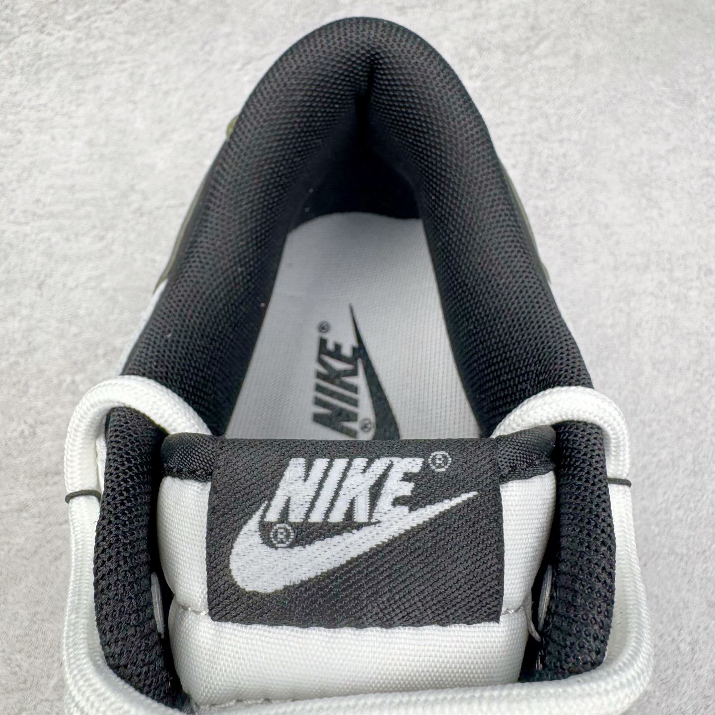 图片[13]-＃YC纯原 NK Dunk Low 寻迹使者 WG0414-024 当定制画笔蘸取反转勇气，白为画布，黑作序章，鞋侧橄榄绿Swoosh刺破常规轨迹。鞋侧破裂风「MIRACLE」是打破常规的宣言，后跟橙标如黑夜升起的信号灯，点燃探索的野心。踏遍千篇一律，无主之地，皆是你的疆域。定制系列天花板 无原鞋不开发 全系列得物原鞋一比一校对开发 配色持续更新中 终端对接 优势输出 全套原厂楦头原纸板数据档案倾力打造 原汁原味莞产 极致还原 圈内最强针车工艺 高端零售指定版 广东原厂配套原盒原标 鞋盒分三个尺码段 原厂冲刀 超高清洁度 全鞋零毛边皮料切割 采用原厂百宏鞋带以及原厂百宏织唛舌标 内标可供原厂几率过验 进口原装条纹中底布 四线拉帮白色点胶 原厂拉帮手法遵循公司 原厂电绣 极致还原 尺码：36 36.5 37.5 38 38.5 39 40 40.5 41 42 42.5 43 44 44.5 45 46-选品中心