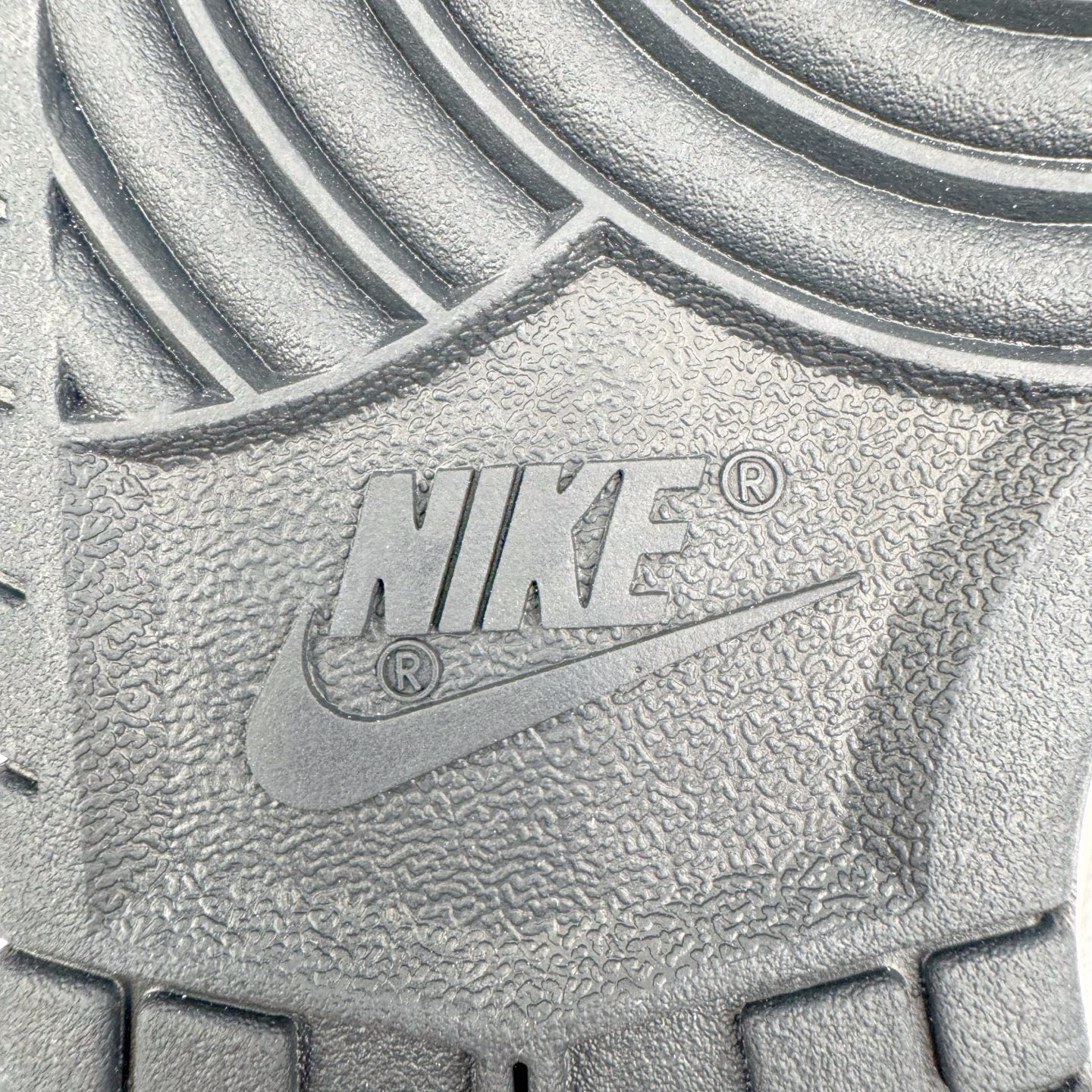 图片[20]-＃YC纯原 NK Dunk Low 寻迹使者 WG0414-024 当定制画笔蘸取反转勇气，白为画布，黑作序章，鞋侧橄榄绿Swoosh刺破常规轨迹。鞋侧破裂风「MIRACLE」是打破常规的宣言，后跟橙标如黑夜升起的信号灯，点燃探索的野心。踏遍千篇一律，无主之地，皆是你的疆域。定制系列天花板 无原鞋不开发 全系列得物原鞋一比一校对开发 配色持续更新中 终端对接 优势输出 全套原厂楦头原纸板数据档案倾力打造 原汁原味莞产 极致还原 圈内最强针车工艺 高端零售指定版 广东原厂配套原盒原标 鞋盒分三个尺码段 原厂冲刀 超高清洁度 全鞋零毛边皮料切割 采用原厂百宏鞋带以及原厂百宏织唛舌标 内标可供原厂几率过验 进口原装条纹中底布 四线拉帮白色点胶 原厂拉帮手法遵循公司 原厂电绣 极致还原 尺码：36 36.5 37.5 38 38.5 39 40 40.5 41 42 42.5 43 44 44.5 45 46-选品中心