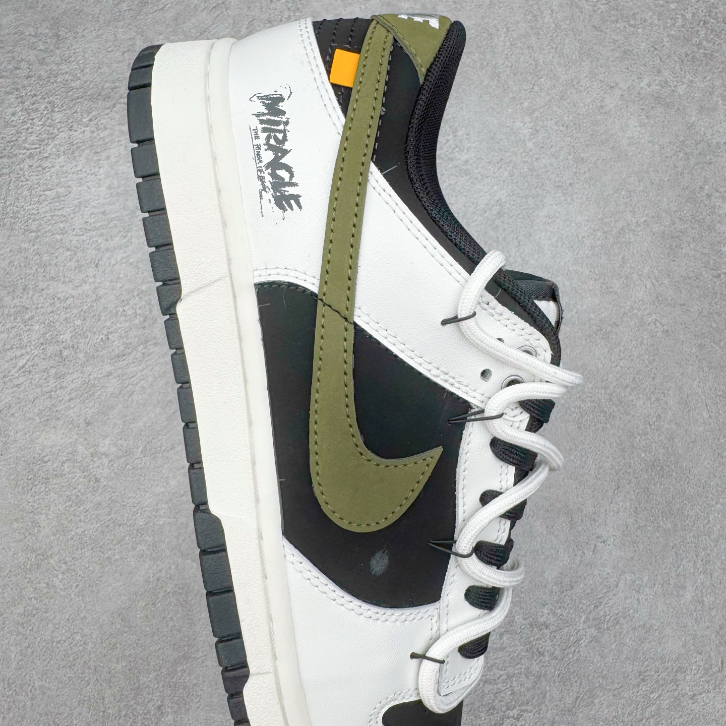 图片[6]-＃YC纯原 NK Dunk Low 寻迹使者 WG0414-024 当定制画笔蘸取反转勇气，白为画布，黑作序章，鞋侧橄榄绿Swoosh刺破常规轨迹。鞋侧破裂风「MIRACLE」是打破常规的宣言，后跟橙标如黑夜升起的信号灯，点燃探索的野心。踏遍千篇一律，无主之地，皆是你的疆域。定制系列天花板 无原鞋不开发 全系列得物原鞋一比一校对开发 配色持续更新中 终端对接 优势输出 全套原厂楦头原纸板数据档案倾力打造 原汁原味莞产 极致还原 圈内最强针车工艺 高端零售指定版 广东原厂配套原盒原标 鞋盒分三个尺码段 原厂冲刀 超高清洁度 全鞋零毛边皮料切割 采用原厂百宏鞋带以及原厂百宏织唛舌标 内标可供原厂几率过验 进口原装条纹中底布 四线拉帮白色点胶 原厂拉帮手法遵循公司 原厂电绣 极致还原 尺码：36 36.5 37.5 38 38.5 39 40 40.5 41 42 42.5 43 44 44.5 45 46-选品中心
