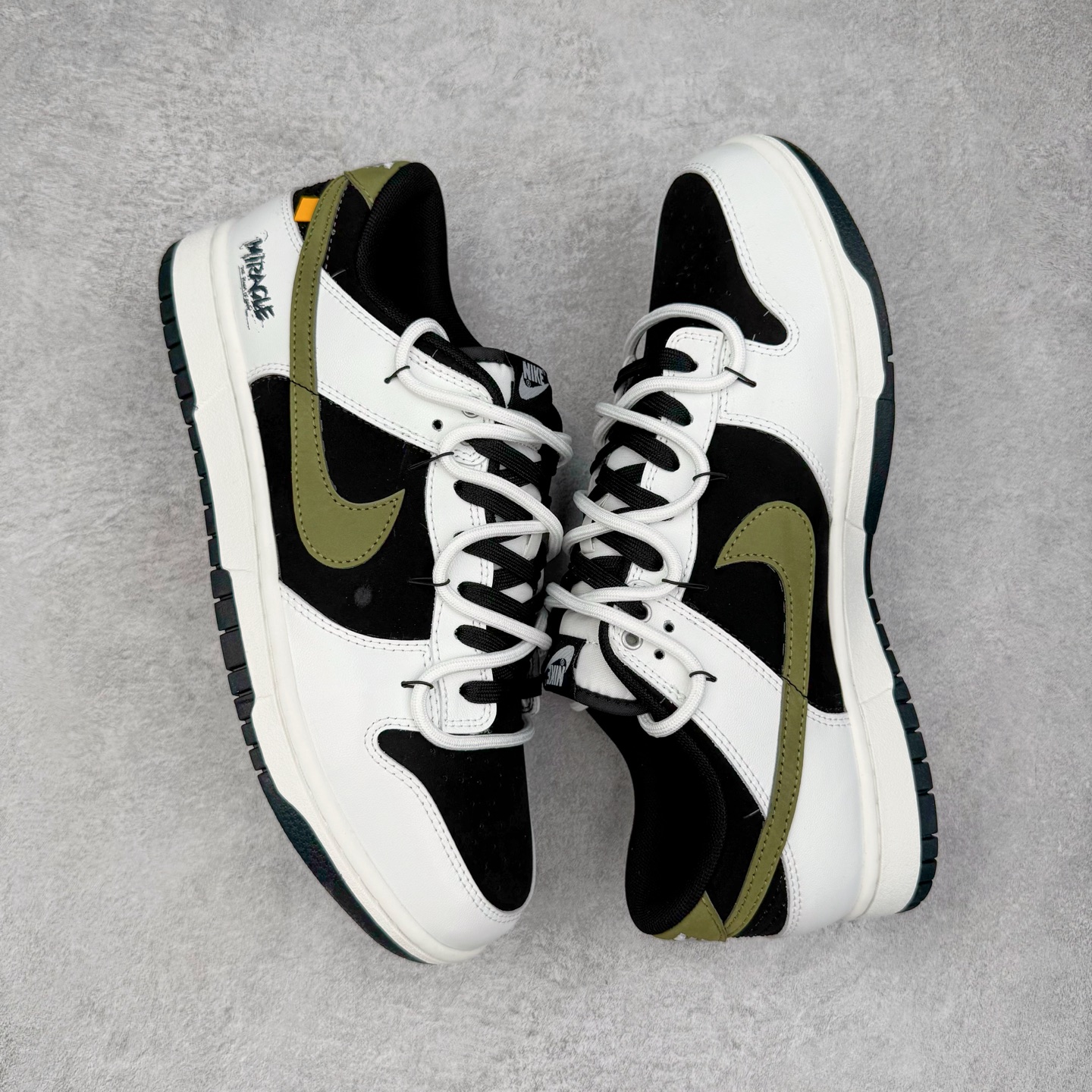 图片[3]-＃YC纯原 NK Dunk Low 寻迹使者 WG0414-024 当定制画笔蘸取反转勇气，白为画布，黑作序章，鞋侧橄榄绿Swoosh刺破常规轨迹。鞋侧破裂风「MIRACLE」是打破常规的宣言，后跟橙标如黑夜升起的信号灯，点燃探索的野心。踏遍千篇一律，无主之地，皆是你的疆域。定制系列天花板 无原鞋不开发 全系列得物原鞋一比一校对开发 配色持续更新中 终端对接 优势输出 全套原厂楦头原纸板数据档案倾力打造 原汁原味莞产 极致还原 圈内最强针车工艺 高端零售指定版 广东原厂配套原盒原标 鞋盒分三个尺码段 原厂冲刀 超高清洁度 全鞋零毛边皮料切割 采用原厂百宏鞋带以及原厂百宏织唛舌标 内标可供原厂几率过验 进口原装条纹中底布 四线拉帮白色点胶 原厂拉帮手法遵循公司 原厂电绣 极致还原 尺码：36 36.5 37.5 38 38.5 39 40 40.5 41 42 42.5 43 44 44.5 45 46-选品中心