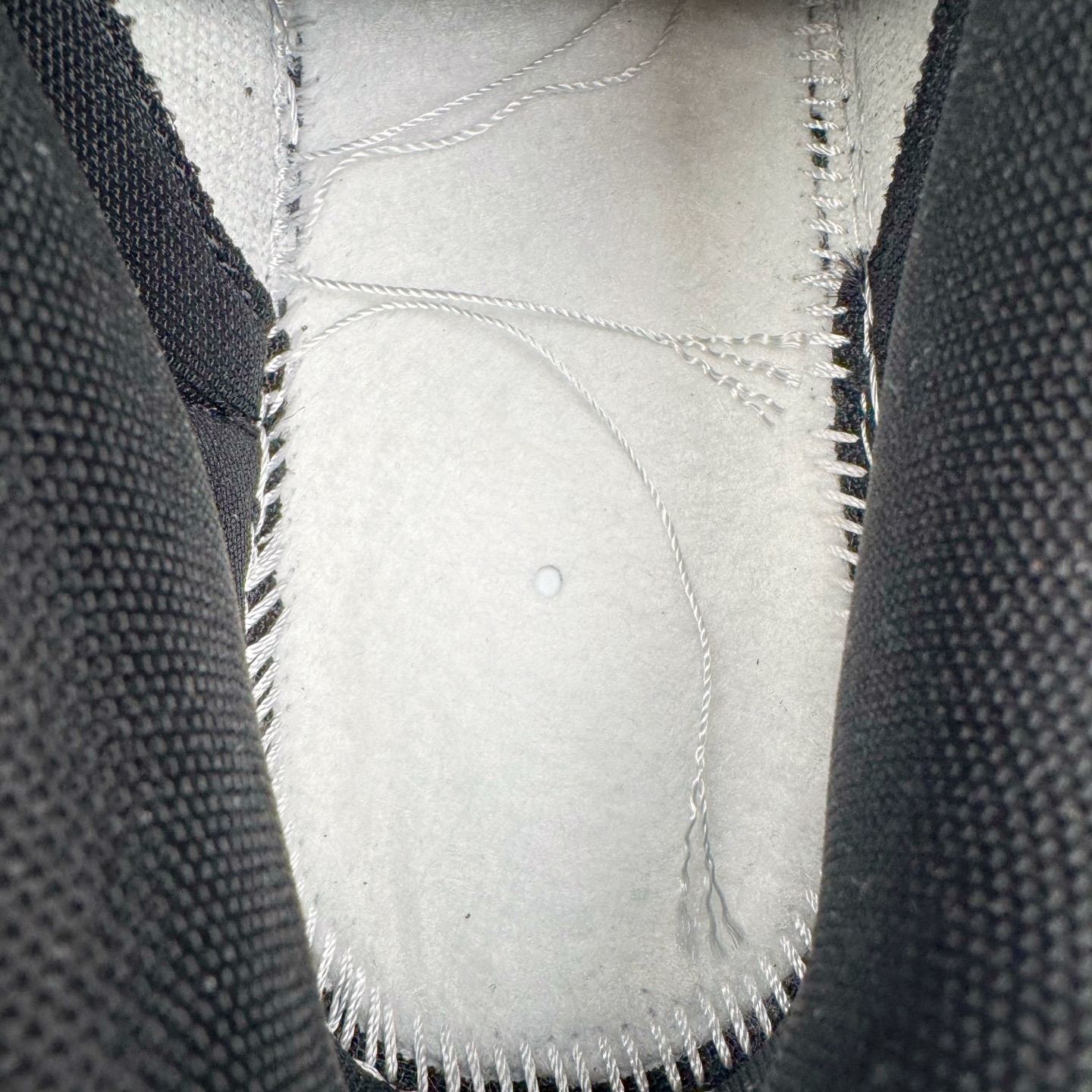 图片[10]-＃YC纯原 NK Dunk Low 寻迹使者 WG0414-024 当定制画笔蘸取反转勇气，白为画布，黑作序章，鞋侧橄榄绿Swoosh刺破常规轨迹。鞋侧破裂风「MIRACLE」是打破常规的宣言，后跟橙标如黑夜升起的信号灯，点燃探索的野心。踏遍千篇一律，无主之地，皆是你的疆域。定制系列天花板 无原鞋不开发 全系列得物原鞋一比一校对开发 配色持续更新中 终端对接 优势输出 全套原厂楦头原纸板数据档案倾力打造 原汁原味莞产 极致还原 圈内最强针车工艺 高端零售指定版 广东原厂配套原盒原标 鞋盒分三个尺码段 原厂冲刀 超高清洁度 全鞋零毛边皮料切割 采用原厂百宏鞋带以及原厂百宏织唛舌标 内标可供原厂几率过验 进口原装条纹中底布 四线拉帮白色点胶 原厂拉帮手法遵循公司 原厂电绣 极致还原 尺码：36 36.5 37.5 38 38.5 39 40 40.5 41 42 42.5 43 44 44.5 45 46-选品中心