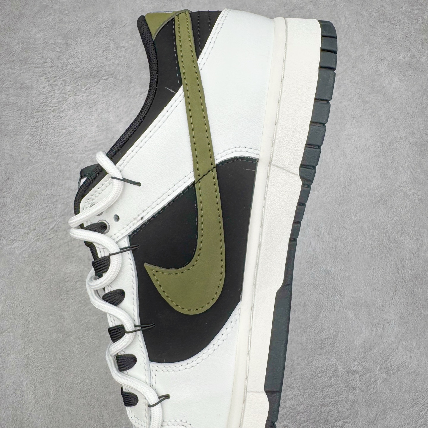 图片[7]-＃YC纯原 NK Dunk Low 寻迹使者 WG0414-024 当定制画笔蘸取反转勇气，白为画布，黑作序章，鞋侧橄榄绿Swoosh刺破常规轨迹。鞋侧破裂风「MIRACLE」是打破常规的宣言，后跟橙标如黑夜升起的信号灯，点燃探索的野心。踏遍千篇一律，无主之地，皆是你的疆域。定制系列天花板 无原鞋不开发 全系列得物原鞋一比一校对开发 配色持续更新中 终端对接 优势输出 全套原厂楦头原纸板数据档案倾力打造 原汁原味莞产 极致还原 圈内最强针车工艺 高端零售指定版 广东原厂配套原盒原标 鞋盒分三个尺码段 原厂冲刀 超高清洁度 全鞋零毛边皮料切割 采用原厂百宏鞋带以及原厂百宏织唛舌标 内标可供原厂几率过验 进口原装条纹中底布 四线拉帮白色点胶 原厂拉帮手法遵循公司 原厂电绣 极致还原 尺码：36 36.5 37.5 38 38.5 39 40 40.5 41 42 42.5 43 44 44.5 45 46-选品中心