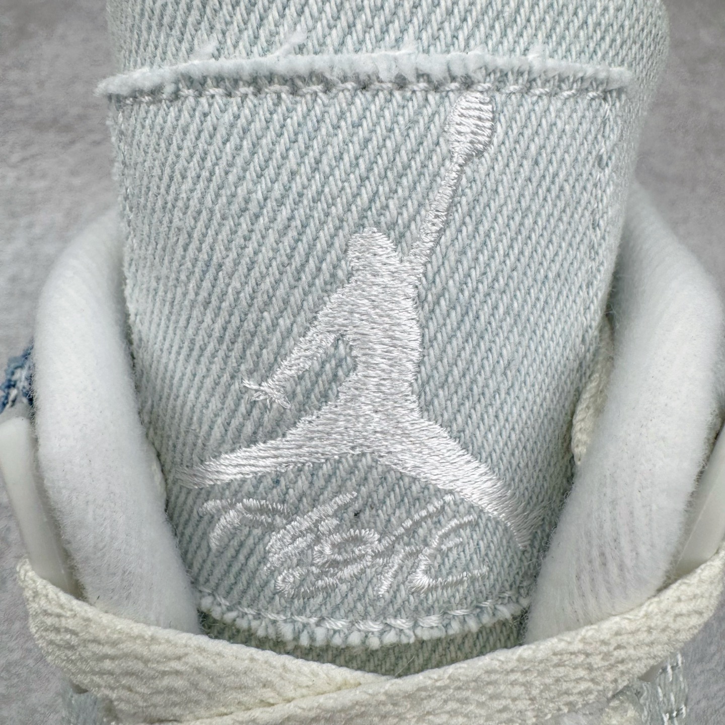 图片[13]-＃LN3 Air Jordan AJ4 水洗牛仔布 IB6716-100 圈内最强四代 独家外贸特供尺码含 45.5 49.5 50.5 耗时半年巨作 全套原纸板楦头开发 原厂特供皮料加持 确保原汁原味 完美呈现四代版型 一比一鞋头弧度高度鞋身弧度 数据细节工艺流程均保持原鞋一致 原厂TPU网格鞋带扣 正确内里网布 菱角分明不变形无多余毛边 柔软性质感一致于原鞋 市场唯一原厂鞋扣模具 背面可见隐藏注塑口 原厂织唛标 原厂飞人电绣工艺 尾指中部跳三针 独家绑鞋带手法 印刷中底布 四线拉帮 米色美纹纸贴合固定 进口港宝加持 后跟自然饱满 全鞋荧光划线卡点 追求极致完美 每一双都是工艺品 多重QC质检 超越公司货的品控标准 实实在在的免检产品 尺码：40 40.5 41 42 42.5 43 44 44.5 45 45.5 46 47.5 48.5 49.5 50.5-选品中心