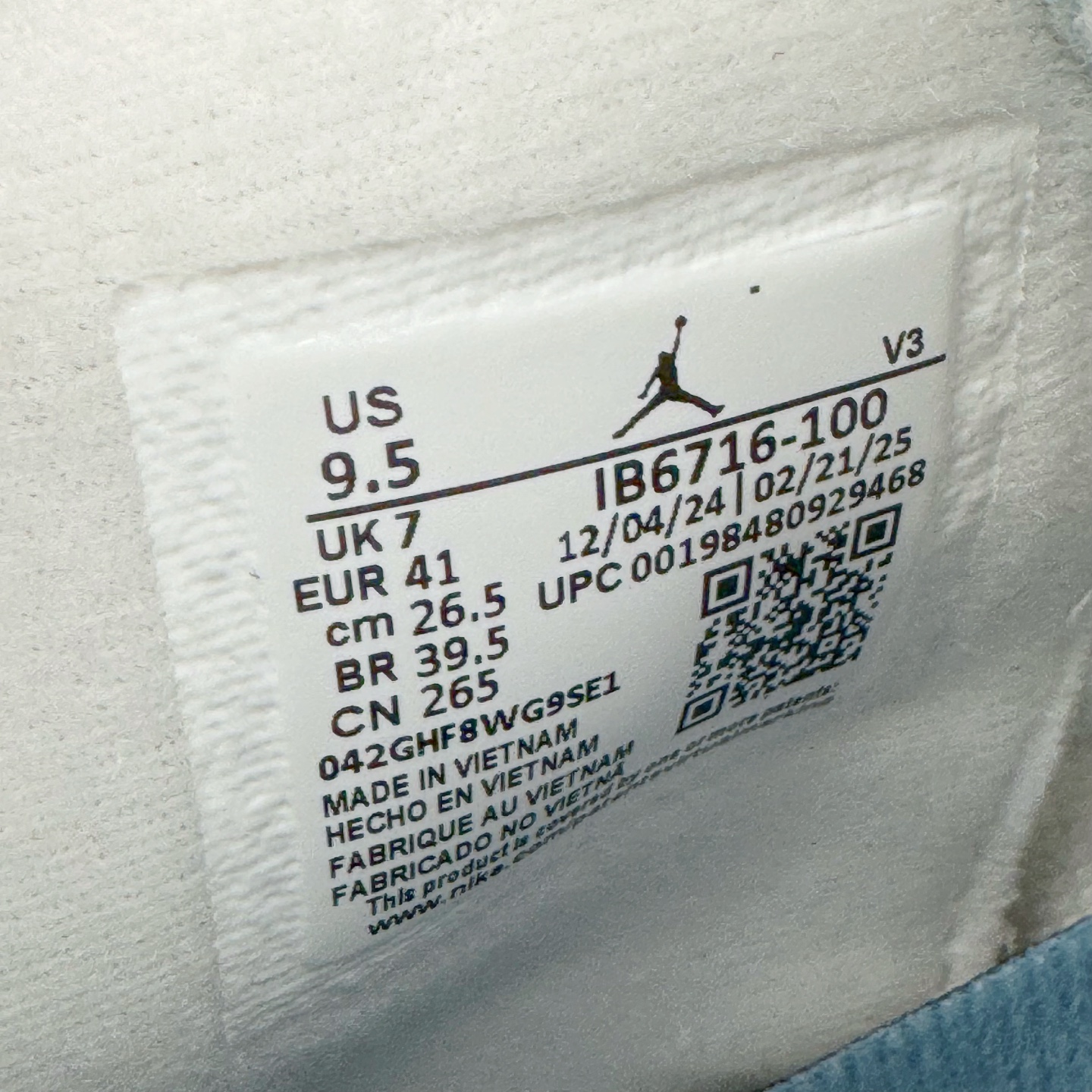 图片[11]-＃LN3 Air Jordan AJ4 水洗牛仔布 IB6716-100 圈内最强四代 独家外贸特供尺码含 45.5 49.5 50.5 耗时半年巨作 全套原纸板楦头开发 原厂特供皮料加持 确保原汁原味 完美呈现四代版型 一比一鞋头弧度高度鞋身弧度 数据细节工艺流程均保持原鞋一致 原厂TPU网格鞋带扣 正确内里网布 菱角分明不变形无多余毛边 柔软性质感一致于原鞋 市场唯一原厂鞋扣模具 背面可见隐藏注塑口 原厂织唛标 原厂飞人电绣工艺 尾指中部跳三针 独家绑鞋带手法 印刷中底布 四线拉帮 米色美纹纸贴合固定 进口港宝加持 后跟自然饱满 全鞋荧光划线卡点 追求极致完美 每一双都是工艺品 多重QC质检 超越公司货的品控标准 实实在在的免检产品 尺码：40 40.5 41 42 42.5 43 44 44.5 45 45.5 46 47.5 48.5 49.5 50.5-选品中心