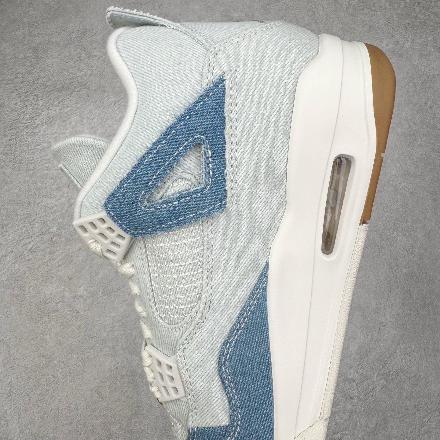 图片[7]-＃LN3 Air Jordan AJ4 水洗牛仔布 IB6716-100 圈内最强四代 独家外贸特供尺码含 45.5 49.5 50.5 耗时半年巨作 全套原纸板楦头开发 原厂特供皮料加持 确保原汁原味 完美呈现四代版型 一比一鞋头弧度高度鞋身弧度 数据细节工艺流程均保持原鞋一致 原厂TPU网格鞋带扣 正确内里网布 菱角分明不变形无多余毛边 柔软性质感一致于原鞋 市场唯一原厂鞋扣模具 背面可见隐藏注塑口 原厂织唛标 原厂飞人电绣工艺 尾指中部跳三针 独家绑鞋带手法 印刷中底布 四线拉帮 米色美纹纸贴合固定 进口港宝加持 后跟自然饱满 全鞋荧光划线卡点 追求极致完美 每一双都是工艺品 多重QC质检 超越公司货的品控标准 实实在在的免检产品 尺码：40 40.5 41 42 42.5 43 44 44.5 45 45.5 46 47.5 48.5 49.5 50.5-选品中心