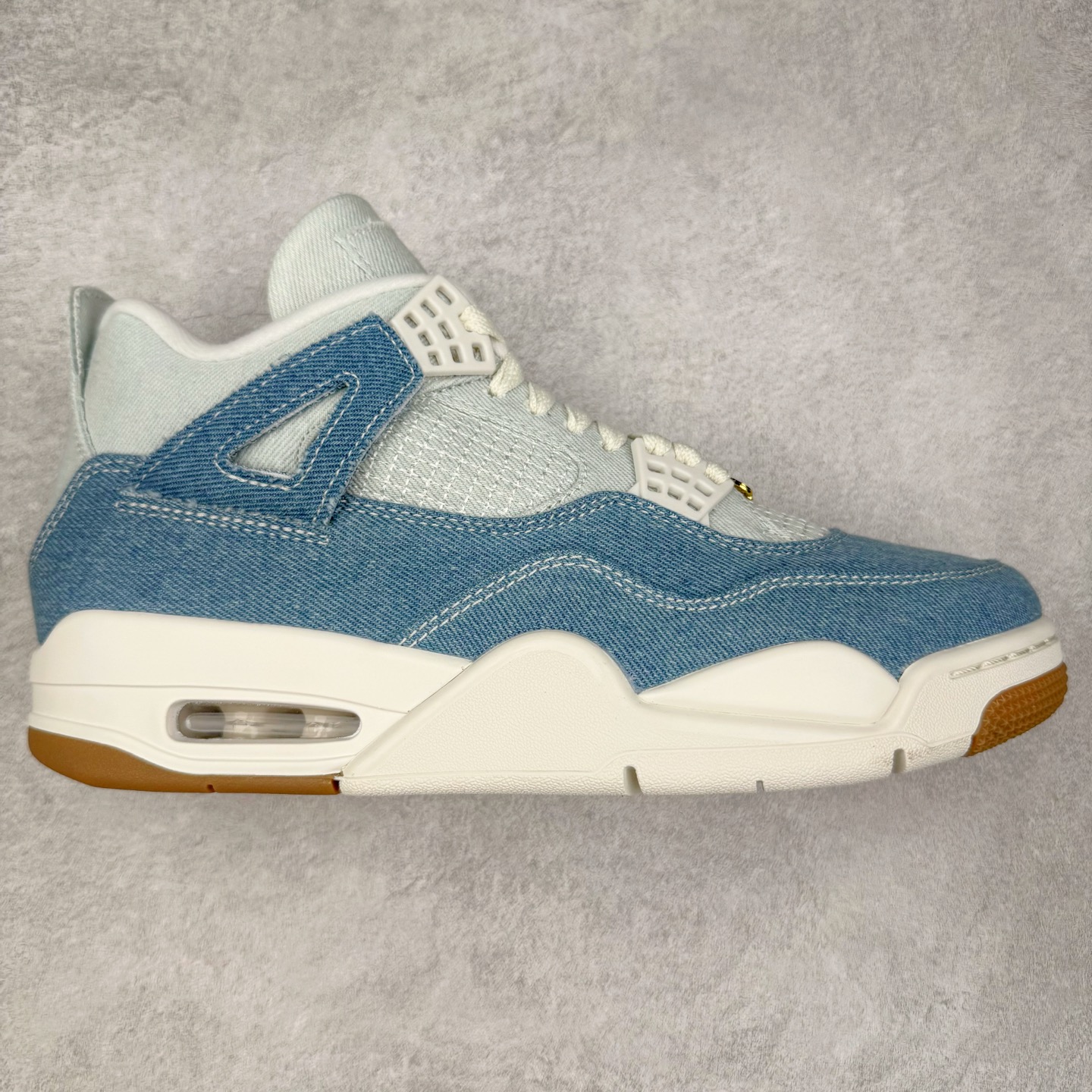 ＃LN3 Air Jordan AJ4 水洗牛仔布 IB6716-100 圈内最强四代 独家外贸特供尺码含 45.5 49.5 50.5 耗时半年巨作 全套原纸板楦头开发 原厂特供皮料加持 确保原汁原味 完美呈现四代版型 一比一鞋头弧度高度鞋身弧度 数据细节工艺流程均保持原鞋一致 原厂TPU网格鞋带扣 正确内里网布 菱角分明不变形无多余毛边 柔软性质感一致于原鞋 市场唯一原厂鞋扣模具 背面可见隐藏注塑口 原厂织唛标 原厂飞人电绣工艺 尾指中部跳三针 独家绑鞋带手法 印刷中底布 四线拉帮 米色美纹纸贴合固定 进口港宝加持 后跟自然饱满 全鞋荧光划线卡点 追求极致完美 每一双都是工艺品 多重QC质检 超越公司货的品控标准 实实在在的免检产品 尺码：40 40.5 41 42 42.5 43 44 44.5 45 45.5 46 47.5 48.5 49.5 50.5-选品中心