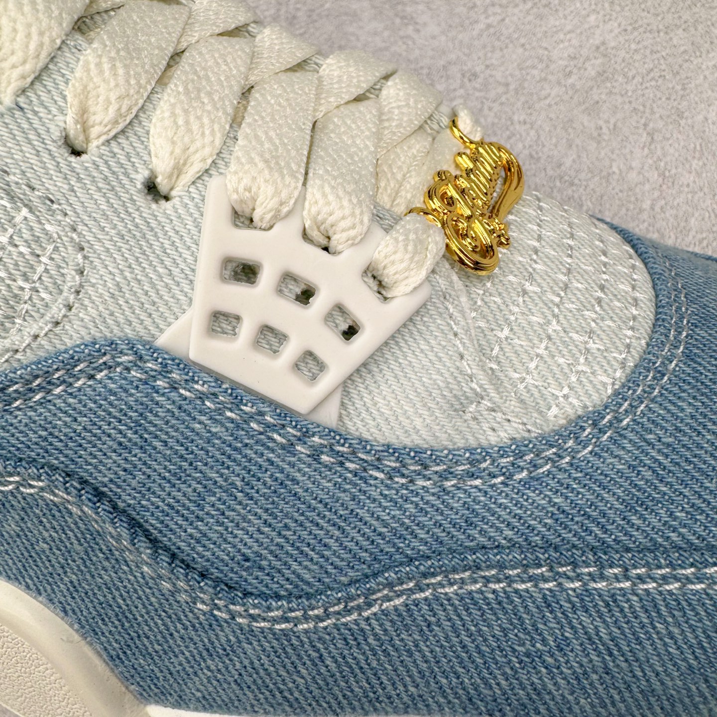 图片[17]-＃LN3 Air Jordan AJ4 水洗牛仔布 IB6716-100 圈内最强四代 独家外贸特供尺码含 45.5 49.5 50.5 耗时半年巨作 全套原纸板楦头开发 原厂特供皮料加持 确保原汁原味 完美呈现四代版型 一比一鞋头弧度高度鞋身弧度 数据细节工艺流程均保持原鞋一致 原厂TPU网格鞋带扣 正确内里网布 菱角分明不变形无多余毛边 柔软性质感一致于原鞋 市场唯一原厂鞋扣模具 背面可见隐藏注塑口 原厂织唛标 原厂飞人电绣工艺 尾指中部跳三针 独家绑鞋带手法 印刷中底布 四线拉帮 米色美纹纸贴合固定 进口港宝加持 后跟自然饱满 全鞋荧光划线卡点 追求极致完美 每一双都是工艺品 多重QC质检 超越公司货的品控标准 实实在在的免检产品 尺码：40 40.5 41 42 42.5 43 44 44.5 45 45.5 46 47.5 48.5 49.5 50.5-选品中心