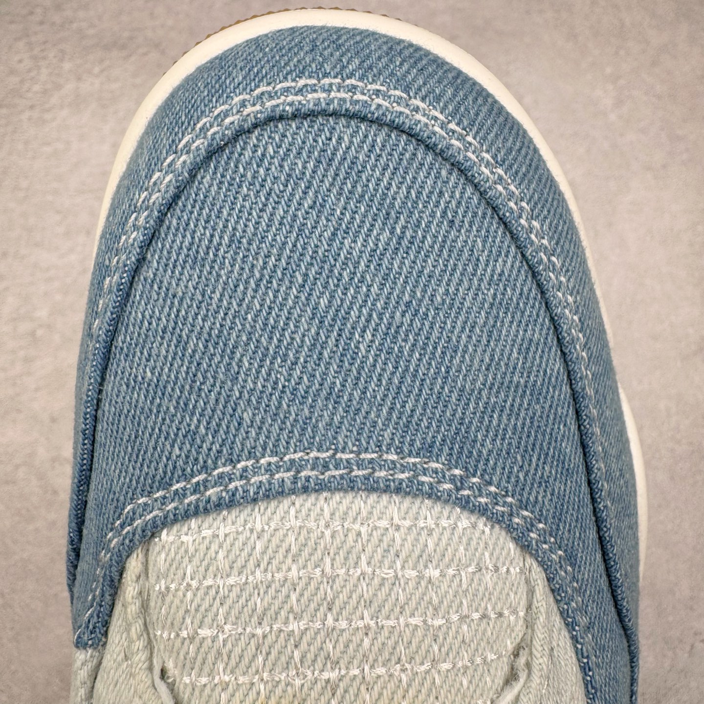 图片[15]-＃LN3 Air Jordan AJ4 水洗牛仔布 IB6716-100 圈内最强四代 独家外贸特供尺码含 45.5 49.5 50.5 耗时半年巨作 全套原纸板楦头开发 原厂特供皮料加持 确保原汁原味 完美呈现四代版型 一比一鞋头弧度高度鞋身弧度 数据细节工艺流程均保持原鞋一致 原厂TPU网格鞋带扣 正确内里网布 菱角分明不变形无多余毛边 柔软性质感一致于原鞋 市场唯一原厂鞋扣模具 背面可见隐藏注塑口 原厂织唛标 原厂飞人电绣工艺 尾指中部跳三针 独家绑鞋带手法 印刷中底布 四线拉帮 米色美纹纸贴合固定 进口港宝加持 后跟自然饱满 全鞋荧光划线卡点 追求极致完美 每一双都是工艺品 多重QC质检 超越公司货的品控标准 实实在在的免检产品 尺码：40 40.5 41 42 42.5 43 44 44.5 45 45.5 46 47.5 48.5 49.5 50.5-选品中心