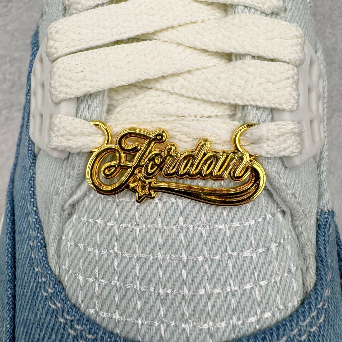 图片[14]-＃LN3 Air Jordan AJ4 水洗牛仔布 IB6716-100 圈内最强四代 独家外贸特供尺码含 45.5 49.5 50.5 耗时半年巨作 全套原纸板楦头开发 原厂特供皮料加持 确保原汁原味 完美呈现四代版型 一比一鞋头弧度高度鞋身弧度 数据细节工艺流程均保持原鞋一致 原厂TPU网格鞋带扣 正确内里网布 菱角分明不变形无多余毛边 柔软性质感一致于原鞋 市场唯一原厂鞋扣模具 背面可见隐藏注塑口 原厂织唛标 原厂飞人电绣工艺 尾指中部跳三针 独家绑鞋带手法 印刷中底布 四线拉帮 米色美纹纸贴合固定 进口港宝加持 后跟自然饱满 全鞋荧光划线卡点 追求极致完美 每一双都是工艺品 多重QC质检 超越公司货的品控标准 实实在在的免检产品 尺码：40 40.5 41 42 42.5 43 44 44.5 45 45.5 46 47.5 48.5 49.5 50.5-选品中心