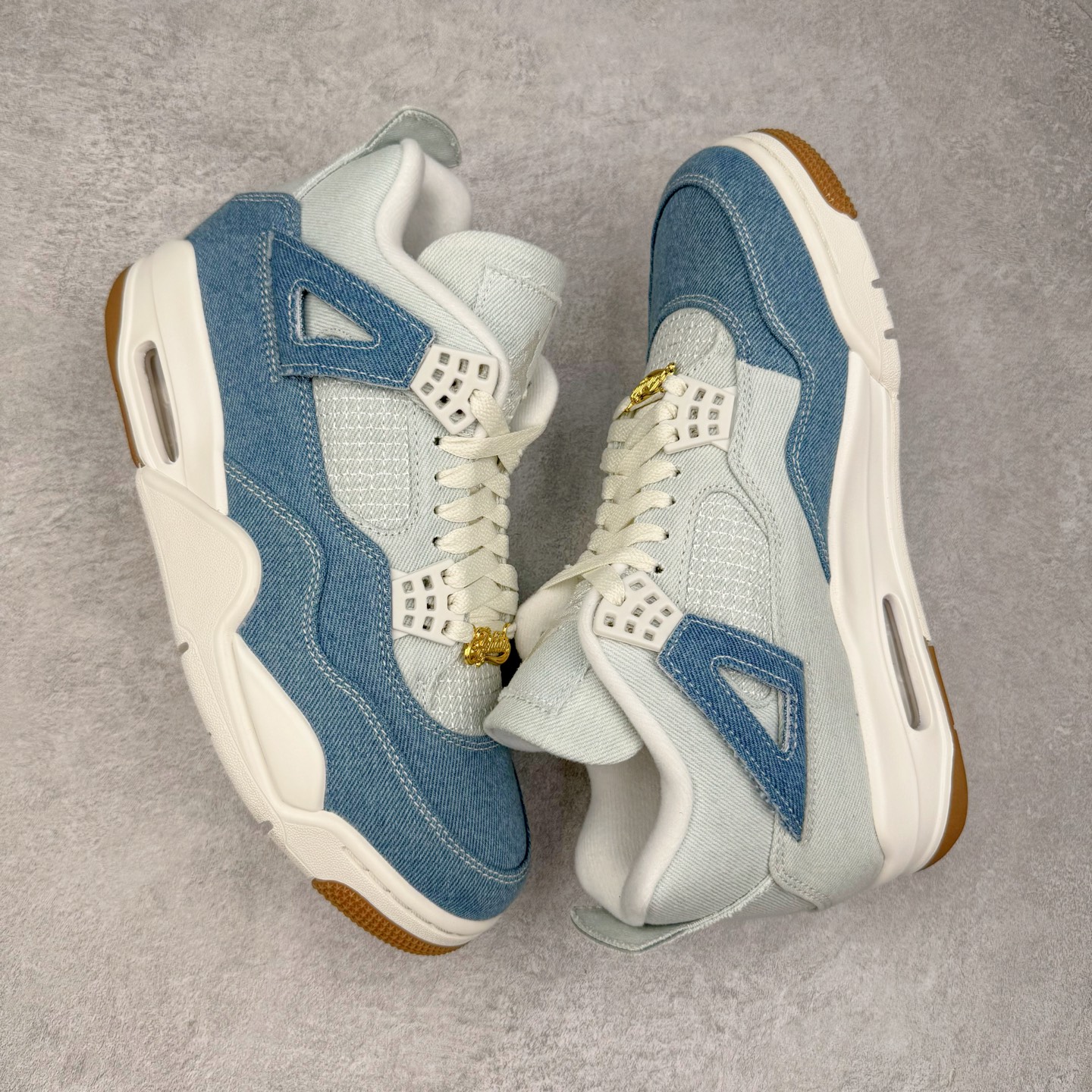 图片[3]-＃LN3 Air Jordan AJ4 水洗牛仔布 IB6716-100 圈内最强四代 独家外贸特供尺码含 45.5 49.5 50.5 耗时半年巨作 全套原纸板楦头开发 原厂特供皮料加持 确保原汁原味 完美呈现四代版型 一比一鞋头弧度高度鞋身弧度 数据细节工艺流程均保持原鞋一致 原厂TPU网格鞋带扣 正确内里网布 菱角分明不变形无多余毛边 柔软性质感一致于原鞋 市场唯一原厂鞋扣模具 背面可见隐藏注塑口 原厂织唛标 原厂飞人电绣工艺 尾指中部跳三针 独家绑鞋带手法 印刷中底布 四线拉帮 米色美纹纸贴合固定 进口港宝加持 后跟自然饱满 全鞋荧光划线卡点 追求极致完美 每一双都是工艺品 多重QC质检 超越公司货的品控标准 实实在在的免检产品 尺码：40 40.5 41 42 42.5 43 44 44.5 45 45.5 46 47.5 48.5 49.5 50.5-选品中心