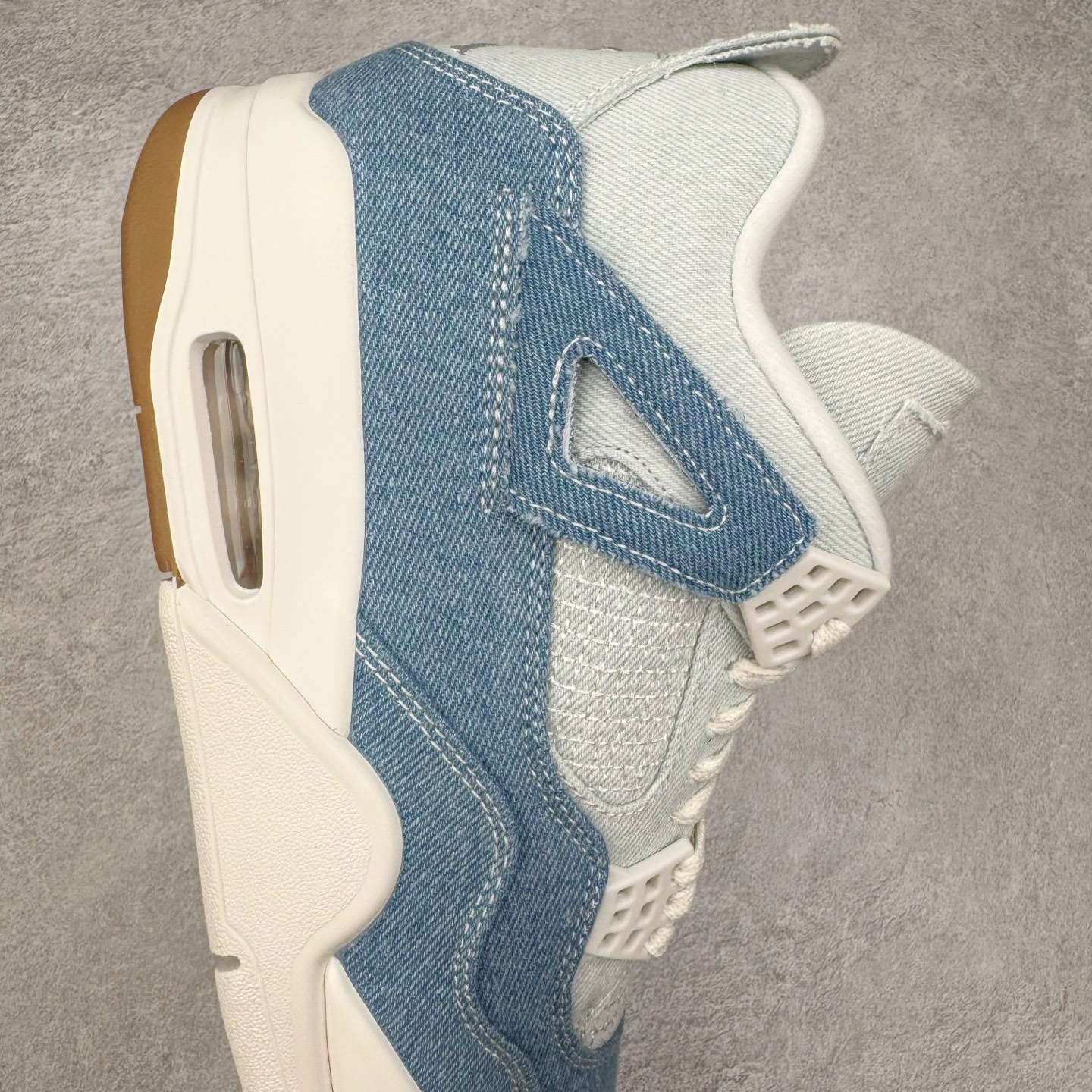 图片[6]-＃LN3 Air Jordan AJ4 水洗牛仔布 IB6716-100 圈内最强四代 独家外贸特供尺码含 45.5 49.5 50.5 耗时半年巨作 全套原纸板楦头开发 原厂特供皮料加持 确保原汁原味 完美呈现四代版型 一比一鞋头弧度高度鞋身弧度 数据细节工艺流程均保持原鞋一致 原厂TPU网格鞋带扣 正确内里网布 菱角分明不变形无多余毛边 柔软性质感一致于原鞋 市场唯一原厂鞋扣模具 背面可见隐藏注塑口 原厂织唛标 原厂飞人电绣工艺 尾指中部跳三针 独家绑鞋带手法 印刷中底布 四线拉帮 米色美纹纸贴合固定 进口港宝加持 后跟自然饱满 全鞋荧光划线卡点 追求极致完美 每一双都是工艺品 多重QC质检 超越公司货的品控标准 实实在在的免检产品 尺码：40 40.5 41 42 42.5 43 44 44.5 45 45.5 46 47.5 48.5 49.5 50.5-选品中心