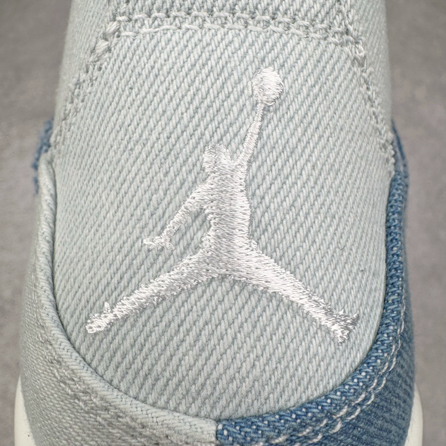 图片[16]-＃LN3 Air Jordan AJ4 水洗牛仔布 IB6716-100 圈内最强四代 独家外贸特供尺码含 45.5 49.5 50.5 耗时半年巨作 全套原纸板楦头开发 原厂特供皮料加持 确保原汁原味 完美呈现四代版型 一比一鞋头弧度高度鞋身弧度 数据细节工艺流程均保持原鞋一致 原厂TPU网格鞋带扣 正确内里网布 菱角分明不变形无多余毛边 柔软性质感一致于原鞋 市场唯一原厂鞋扣模具 背面可见隐藏注塑口 原厂织唛标 原厂飞人电绣工艺 尾指中部跳三针 独家绑鞋带手法 印刷中底布 四线拉帮 米色美纹纸贴合固定 进口港宝加持 后跟自然饱满 全鞋荧光划线卡点 追求极致完美 每一双都是工艺品 多重QC质检 超越公司货的品控标准 实实在在的免检产品 尺码：40 40.5 41 42 42.5 43 44 44.5 45 45.5 46 47.5 48.5 49.5 50.5-选品中心