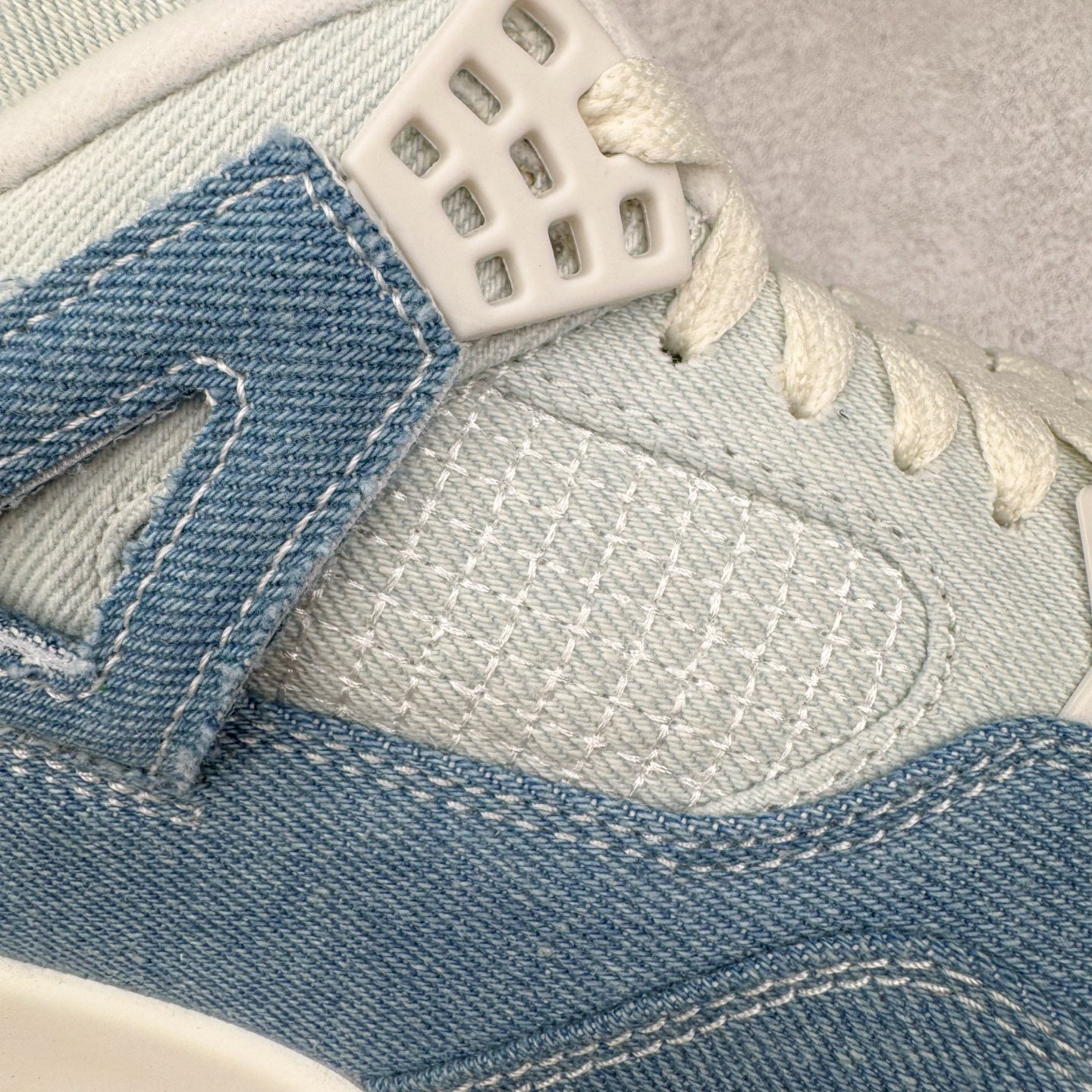 图片[18]-＃LN3 Air Jordan AJ4 水洗牛仔布 IB6716-100 圈内最强四代 独家外贸特供尺码含 45.5 49.5 50.5 耗时半年巨作 全套原纸板楦头开发 原厂特供皮料加持 确保原汁原味 完美呈现四代版型 一比一鞋头弧度高度鞋身弧度 数据细节工艺流程均保持原鞋一致 原厂TPU网格鞋带扣 正确内里网布 菱角分明不变形无多余毛边 柔软性质感一致于原鞋 市场唯一原厂鞋扣模具 背面可见隐藏注塑口 原厂织唛标 原厂飞人电绣工艺 尾指中部跳三针 独家绑鞋带手法 印刷中底布 四线拉帮 米色美纹纸贴合固定 进口港宝加持 后跟自然饱满 全鞋荧光划线卡点 追求极致完美 每一双都是工艺品 多重QC质检 超越公司货的品控标准 实实在在的免检产品 尺码：40 40.5 41 42 42.5 43 44 44.5 45 45.5 46 47.5 48.5 49.5 50.5-选品中心