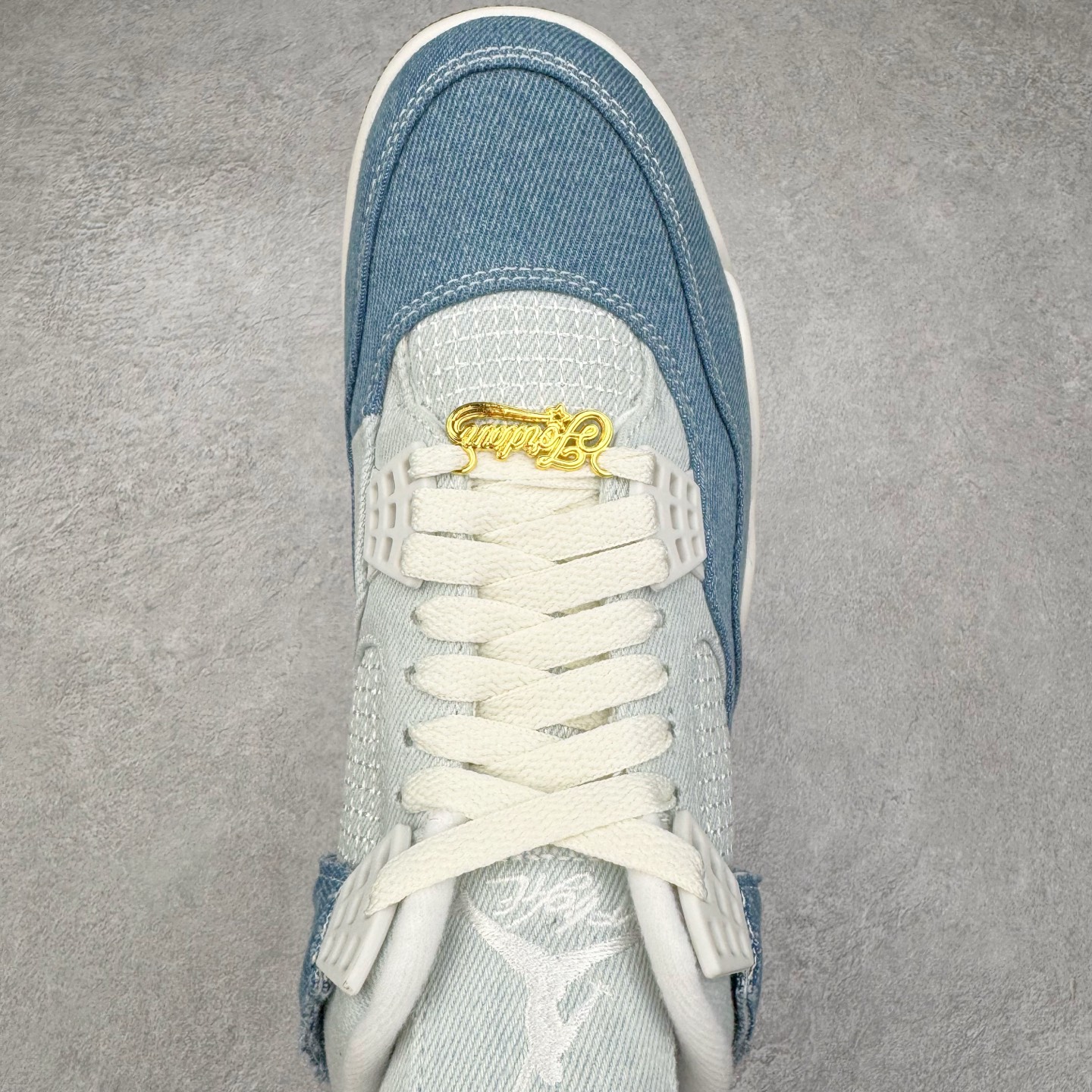 图片[4]-＃LN3 Air Jordan AJ4 水洗牛仔布 IB6716-100 圈内最强四代 独家外贸特供尺码含 45.5 49.5 50.5 耗时半年巨作 全套原纸板楦头开发 原厂特供皮料加持 确保原汁原味 完美呈现四代版型 一比一鞋头弧度高度鞋身弧度 数据细节工艺流程均保持原鞋一致 原厂TPU网格鞋带扣 正确内里网布 菱角分明不变形无多余毛边 柔软性质感一致于原鞋 市场唯一原厂鞋扣模具 背面可见隐藏注塑口 原厂织唛标 原厂飞人电绣工艺 尾指中部跳三针 独家绑鞋带手法 印刷中底布 四线拉帮 米色美纹纸贴合固定 进口港宝加持 后跟自然饱满 全鞋荧光划线卡点 追求极致完美 每一双都是工艺品 多重QC质检 超越公司货的品控标准 实实在在的免检产品 尺码：40 40.5 41 42 42.5 43 44 44.5 45 45.5 46 47.5 48.5 49.5 50.5-选品中心