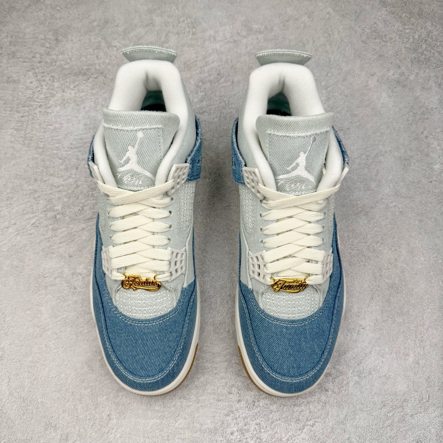 图片[2]-＃LN3 Air Jordan AJ4 水洗牛仔布 IB6716-100 圈内最强四代 独家外贸特供尺码含 45.5 49.5 50.5 耗时半年巨作 全套原纸板楦头开发 原厂特供皮料加持 确保原汁原味 完美呈现四代版型 一比一鞋头弧度高度鞋身弧度 数据细节工艺流程均保持原鞋一致 原厂TPU网格鞋带扣 正确内里网布 菱角分明不变形无多余毛边 柔软性质感一致于原鞋 市场唯一原厂鞋扣模具 背面可见隐藏注塑口 原厂织唛标 原厂飞人电绣工艺 尾指中部跳三针 独家绑鞋带手法 印刷中底布 四线拉帮 米色美纹纸贴合固定 进口港宝加持 后跟自然饱满 全鞋荧光划线卡点 追求极致完美 每一双都是工艺品 多重QC质检 超越公司货的品控标准 实实在在的免检产品 尺码：40 40.5 41 42 42.5 43 44 44.5 45 45.5 46 47.5 48.5 49.5 50.5-选品中心