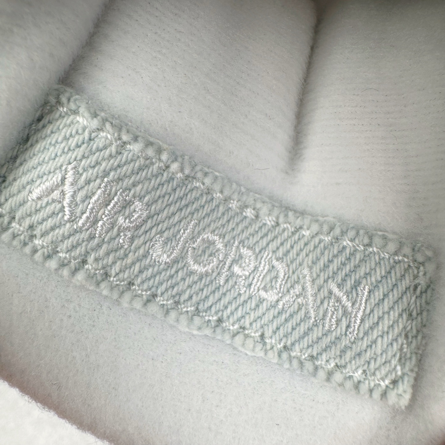 图片[12]-＃LN3 Air Jordan AJ4 水洗牛仔布 IB6716-100 圈内最强四代 独家外贸特供尺码含 45.5 49.5 50.5 耗时半年巨作 全套原纸板楦头开发 原厂特供皮料加持 确保原汁原味 完美呈现四代版型 一比一鞋头弧度高度鞋身弧度 数据细节工艺流程均保持原鞋一致 原厂TPU网格鞋带扣 正确内里网布 菱角分明不变形无多余毛边 柔软性质感一致于原鞋 市场唯一原厂鞋扣模具 背面可见隐藏注塑口 原厂织唛标 原厂飞人电绣工艺 尾指中部跳三针 独家绑鞋带手法 印刷中底布 四线拉帮 米色美纹纸贴合固定 进口港宝加持 后跟自然饱满 全鞋荧光划线卡点 追求极致完美 每一双都是工艺品 多重QC质检 超越公司货的品控标准 实实在在的免检产品 尺码：40 40.5 41 42 42.5 43 44 44.5 45 45.5 46 47.5 48.5 49.5 50.5-选品中心