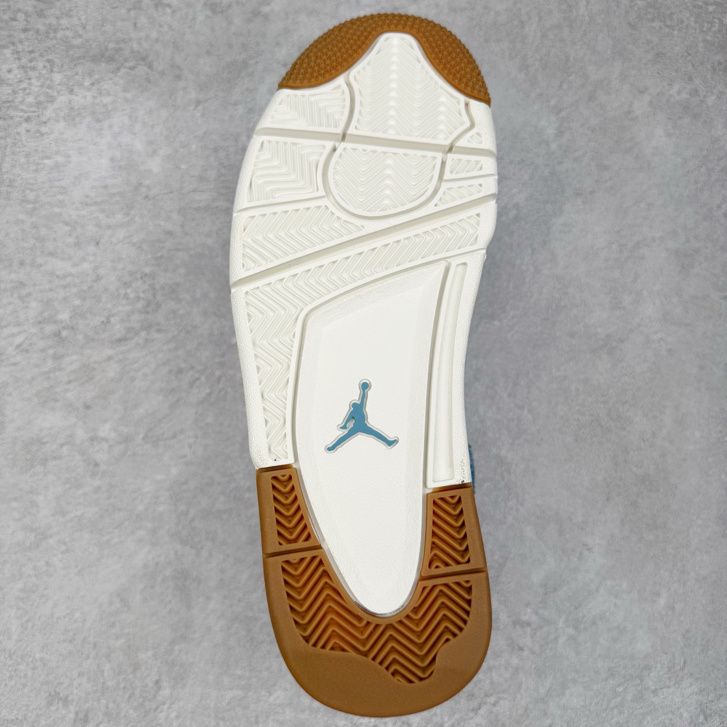 图片[9]-＃LN3 Air Jordan AJ4 水洗牛仔布 IB6716-100 圈内最强四代 独家外贸特供尺码含 45.5 49.5 50.5 耗时半年巨作 全套原纸板楦头开发 原厂特供皮料加持 确保原汁原味 完美呈现四代版型 一比一鞋头弧度高度鞋身弧度 数据细节工艺流程均保持原鞋一致 原厂TPU网格鞋带扣 正确内里网布 菱角分明不变形无多余毛边 柔软性质感一致于原鞋 市场唯一原厂鞋扣模具 背面可见隐藏注塑口 原厂织唛标 原厂飞人电绣工艺 尾指中部跳三针 独家绑鞋带手法 印刷中底布 四线拉帮 米色美纹纸贴合固定 进口港宝加持 后跟自然饱满 全鞋荧光划线卡点 追求极致完美 每一双都是工艺品 多重QC质检 超越公司货的品控标准 实实在在的免检产品 尺码：40 40.5 41 42 42.5 43 44 44.5 45 45.5 46 47.5 48.5 49.5 50.5-选品中心