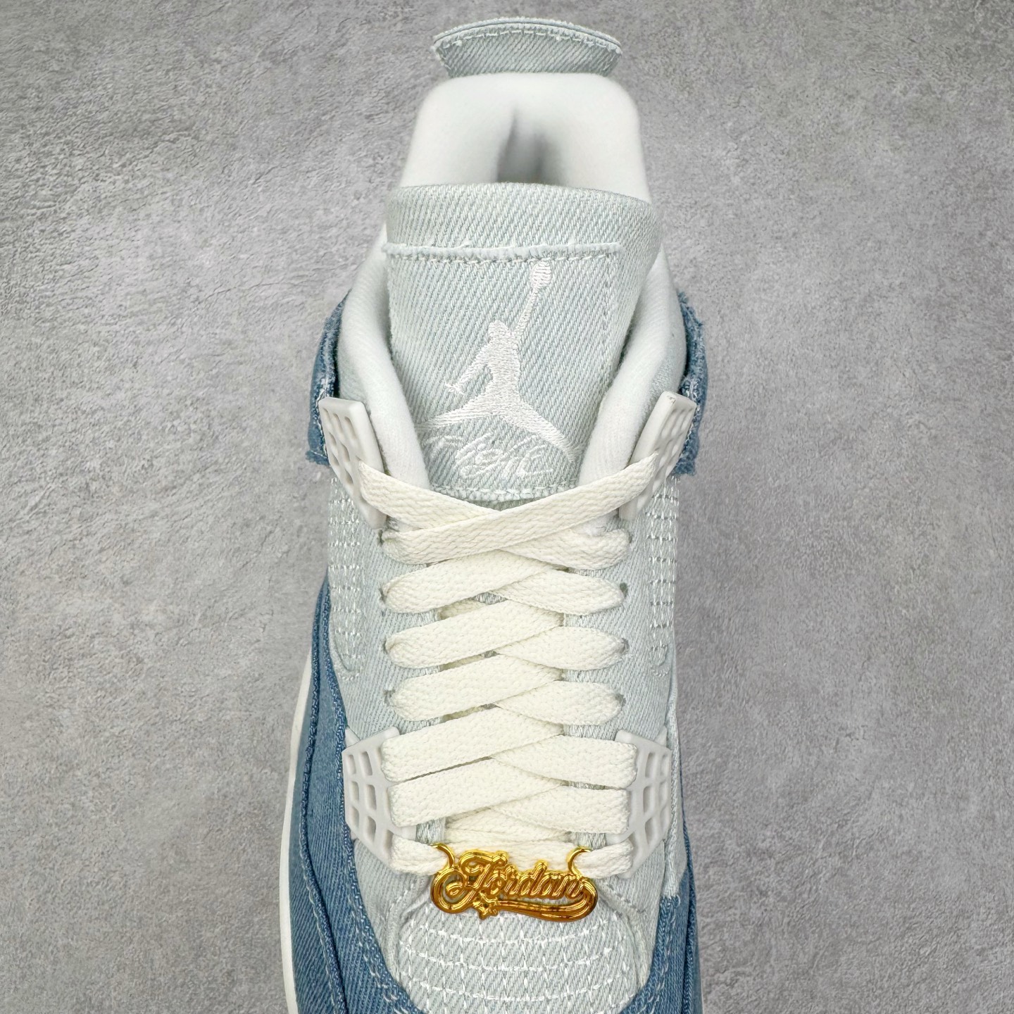 图片[5]-＃LN3 Air Jordan AJ4 水洗牛仔布 IB6716-100 圈内最强四代 独家外贸特供尺码含 45.5 49.5 50.5 耗时半年巨作 全套原纸板楦头开发 原厂特供皮料加持 确保原汁原味 完美呈现四代版型 一比一鞋头弧度高度鞋身弧度 数据细节工艺流程均保持原鞋一致 原厂TPU网格鞋带扣 正确内里网布 菱角分明不变形无多余毛边 柔软性质感一致于原鞋 市场唯一原厂鞋扣模具 背面可见隐藏注塑口 原厂织唛标 原厂飞人电绣工艺 尾指中部跳三针 独家绑鞋带手法 印刷中底布 四线拉帮 米色美纹纸贴合固定 进口港宝加持 后跟自然饱满 全鞋荧光划线卡点 追求极致完美 每一双都是工艺品 多重QC质检 超越公司货的品控标准 实实在在的免检产品 尺码：40 40.5 41 42 42.5 43 44 44.5 45 45.5 46 47.5 48.5 49.5 50.5-选品中心