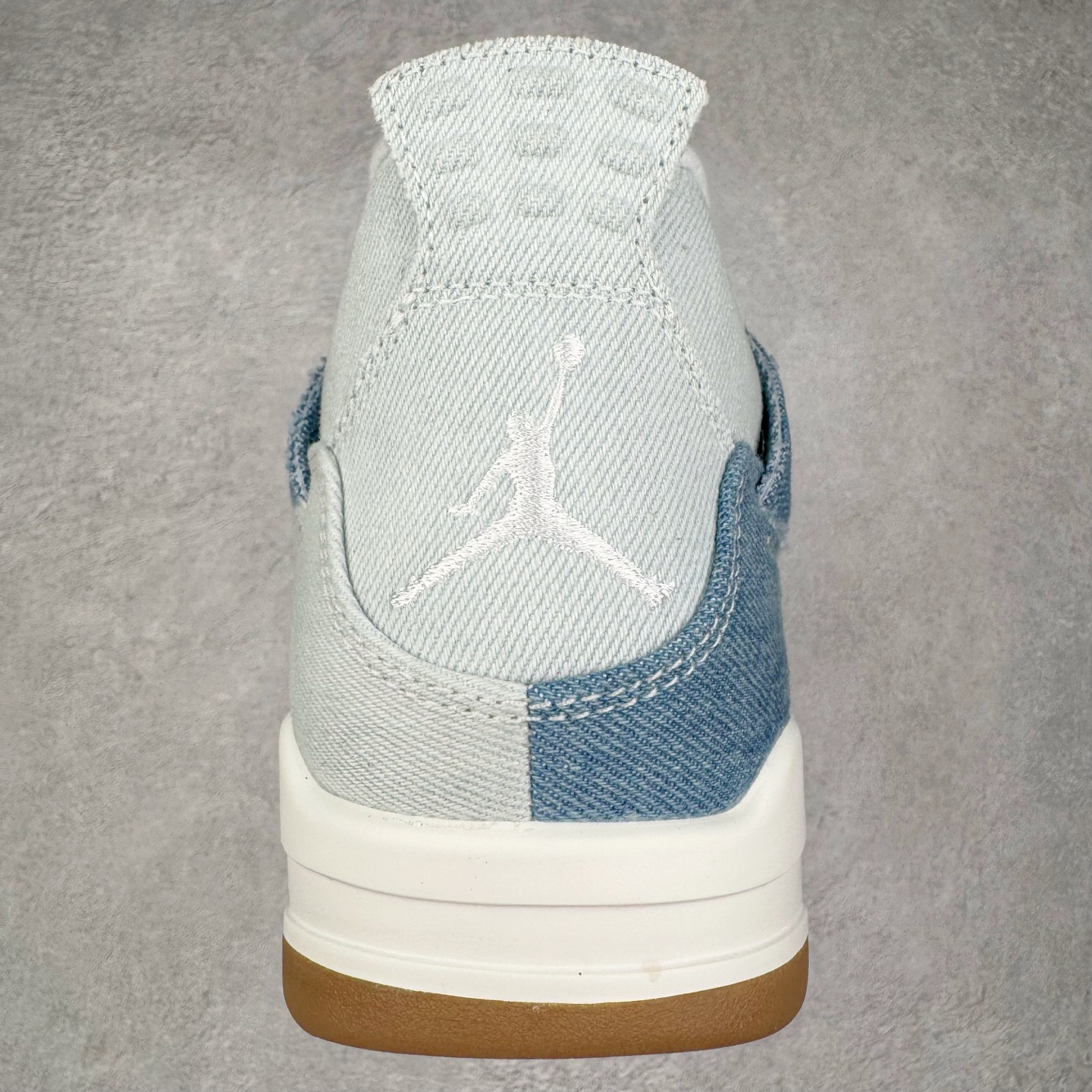 图片[8]-＃LN3 Air Jordan AJ4 水洗牛仔布 IB6716-100 圈内最强四代 独家外贸特供尺码含 45.5 49.5 50.5 耗时半年巨作 全套原纸板楦头开发 原厂特供皮料加持 确保原汁原味 完美呈现四代版型 一比一鞋头弧度高度鞋身弧度 数据细节工艺流程均保持原鞋一致 原厂TPU网格鞋带扣 正确内里网布 菱角分明不变形无多余毛边 柔软性质感一致于原鞋 市场唯一原厂鞋扣模具 背面可见隐藏注塑口 原厂织唛标 原厂飞人电绣工艺 尾指中部跳三针 独家绑鞋带手法 印刷中底布 四线拉帮 米色美纹纸贴合固定 进口港宝加持 后跟自然饱满 全鞋荧光划线卡点 追求极致完美 每一双都是工艺品 多重QC质检 超越公司货的品控标准 实实在在的免检产品 尺码：40 40.5 41 42 42.5 43 44 44.5 45 45.5 46 47.5 48.5 49.5 50.5-选品中心