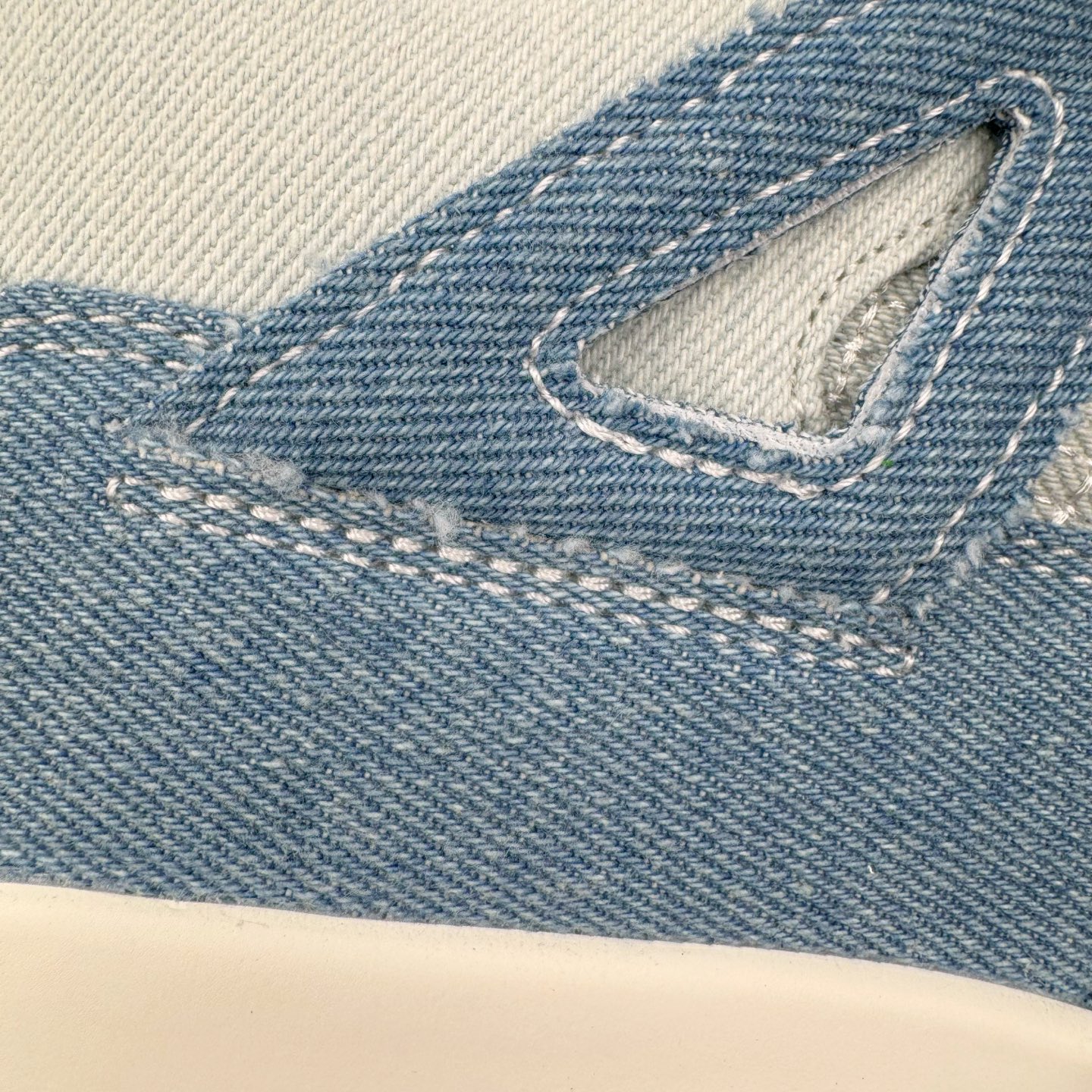 图片[19]-＃LN3 Air Jordan AJ4 水洗牛仔布 IB6716-100 圈内最强四代 独家外贸特供尺码含 45.5 49.5 50.5 耗时半年巨作 全套原纸板楦头开发 原厂特供皮料加持 确保原汁原味 完美呈现四代版型 一比一鞋头弧度高度鞋身弧度 数据细节工艺流程均保持原鞋一致 原厂TPU网格鞋带扣 正确内里网布 菱角分明不变形无多余毛边 柔软性质感一致于原鞋 市场唯一原厂鞋扣模具 背面可见隐藏注塑口 原厂织唛标 原厂飞人电绣工艺 尾指中部跳三针 独家绑鞋带手法 印刷中底布 四线拉帮 米色美纹纸贴合固定 进口港宝加持 后跟自然饱满 全鞋荧光划线卡点 追求极致完美 每一双都是工艺品 多重QC质检 超越公司货的品控标准 实实在在的免检产品 尺码：40 40.5 41 42 42.5 43 44 44.5 45 45.5 46 47.5 48.5 49.5 50.5-选品中心