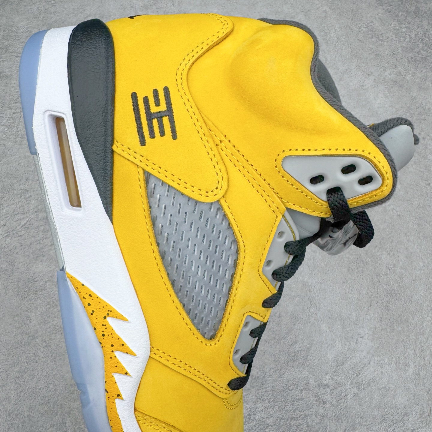 图片[6]-＃PK纯原 Air Jordan AJ5 Retro Tokyo T23 京东黑黄 IO3372-700 SZ原厂全套原楦原纸板磨具开发 原厂皮料加持 原厂港宝加持定型后跟R度完美 同源原厂电绣 飞人针数密度立体效果一致 原厂拉帮手法 原厂配置纸衬高频鞋盒 原厂指令配双鞋带 原厂TPU网格鞋带扣 超高鞋面清洁度 最高QC检验标准 控制溢胶瑕疵 到手可放心比对发售原鞋 上脚百分百充正驾驭 尺码：40 40.5 41 42 42.5 43 44 44.5 45 46 47.5-选品中心