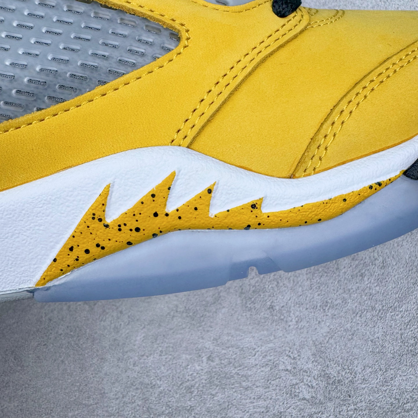 图片[20]-＃PK纯原 Air Jordan AJ5 Retro Tokyo T23 京东黑黄 IO3372-700 SZ原厂全套原楦原纸板磨具开发 原厂皮料加持 原厂港宝加持定型后跟R度完美 同源原厂电绣 飞人针数密度立体效果一致 原厂拉帮手法 原厂配置纸衬高频鞋盒 原厂指令配双鞋带 原厂TPU网格鞋带扣 超高鞋面清洁度 最高QC检验标准 控制溢胶瑕疵 到手可放心比对发售原鞋 上脚百分百充正驾驭 尺码：40 40.5 41 42 42.5 43 44 44.5 45 46 47.5-选品中心