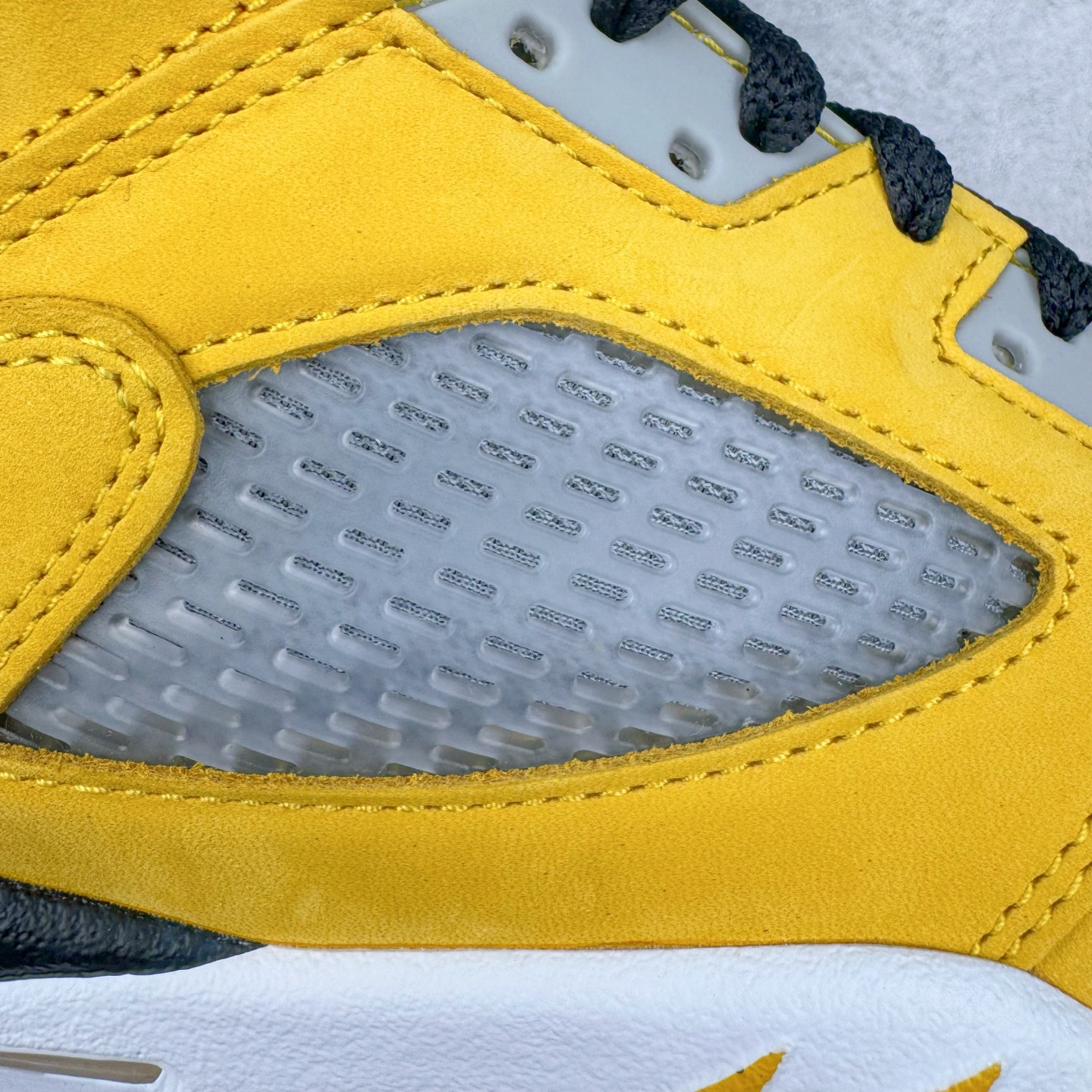 图片[19]-＃PK纯原 Air Jordan AJ5 Retro Tokyo T23 京东黑黄 IO3372-700 SZ原厂全套原楦原纸板磨具开发 原厂皮料加持 原厂港宝加持定型后跟R度完美 同源原厂电绣 飞人针数密度立体效果一致 原厂拉帮手法 原厂配置纸衬高频鞋盒 原厂指令配双鞋带 原厂TPU网格鞋带扣 超高鞋面清洁度 最高QC检验标准 控制溢胶瑕疵 到手可放心比对发售原鞋 上脚百分百充正驾驭 尺码：40 40.5 41 42 42.5 43 44 44.5 45 46 47.5-选品中心