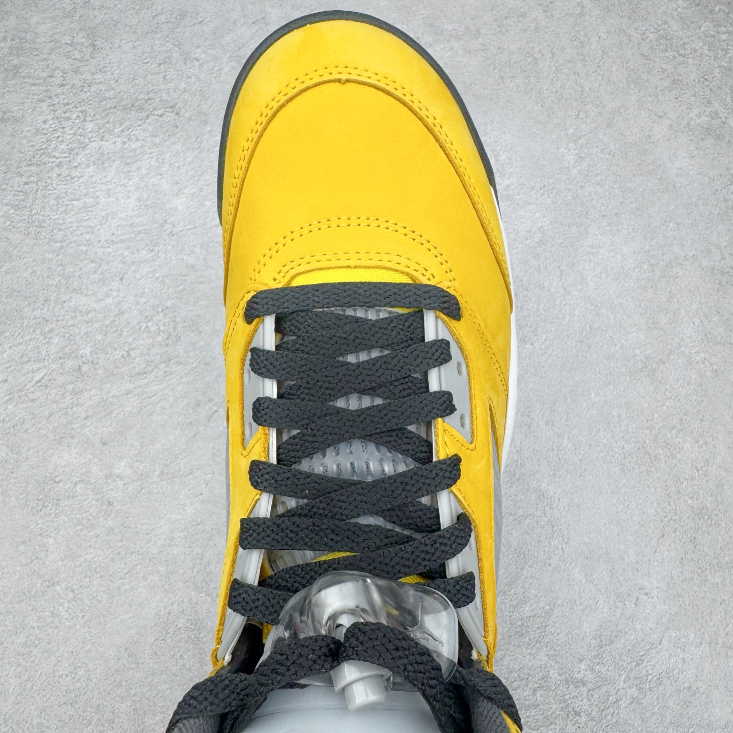 图片[4]-＃PK纯原 Air Jordan AJ5 Retro Tokyo T23 京东黑黄 IO3372-700 SZ原厂全套原楦原纸板磨具开发 原厂皮料加持 原厂港宝加持定型后跟R度完美 同源原厂电绣 飞人针数密度立体效果一致 原厂拉帮手法 原厂配置纸衬高频鞋盒 原厂指令配双鞋带 原厂TPU网格鞋带扣 超高鞋面清洁度 最高QC检验标准 控制溢胶瑕疵 到手可放心比对发售原鞋 上脚百分百充正驾驭 尺码：40 40.5 41 42 42.5 43 44 44.5 45 46 47.5-选品中心