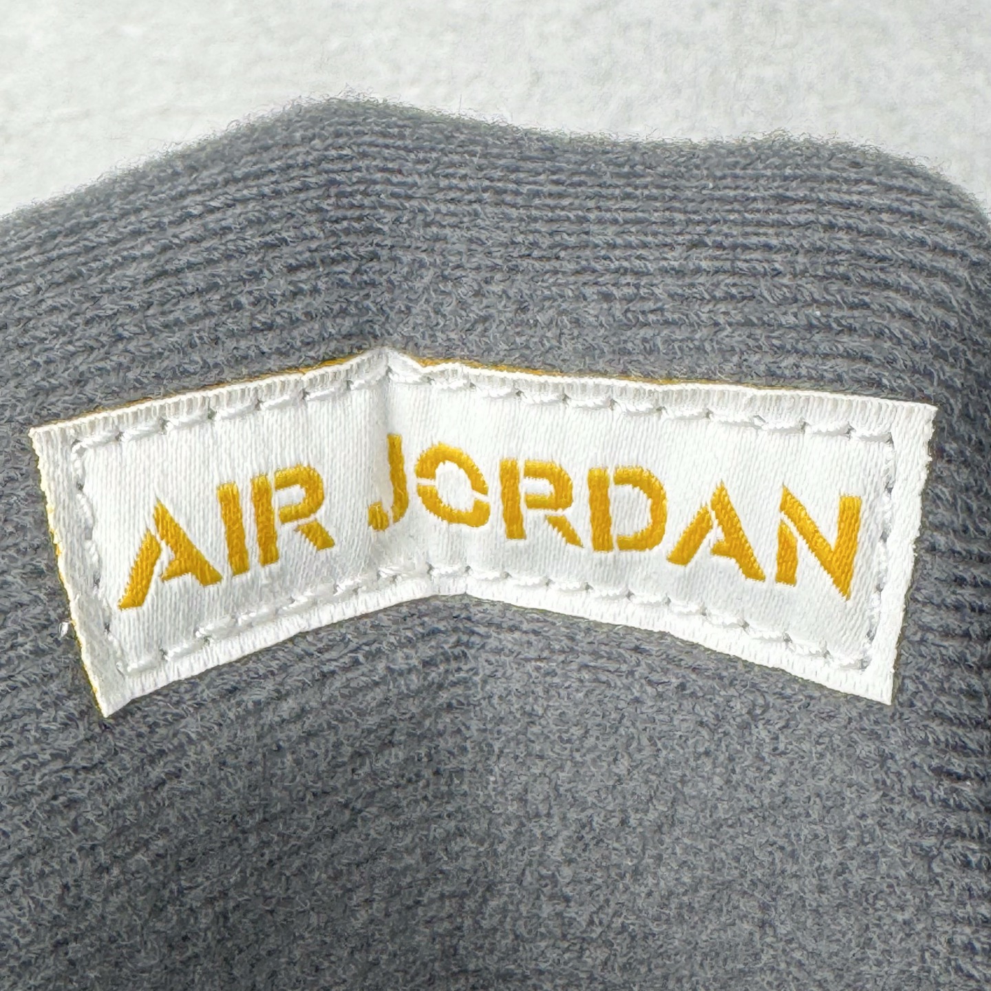 图片[14]-＃PK纯原 Air Jordan AJ5 Retro Tokyo T23 京东黑黄 IO3372-700 SZ原厂全套原楦原纸板磨具开发 原厂皮料加持 原厂港宝加持定型后跟R度完美 同源原厂电绣 飞人针数密度立体效果一致 原厂拉帮手法 原厂配置纸衬高频鞋盒 原厂指令配双鞋带 原厂TPU网格鞋带扣 超高鞋面清洁度 最高QC检验标准 控制溢胶瑕疵 到手可放心比对发售原鞋 上脚百分百充正驾驭 尺码：40 40.5 41 42 42.5 43 44 44.5 45 46 47.5-选品中心