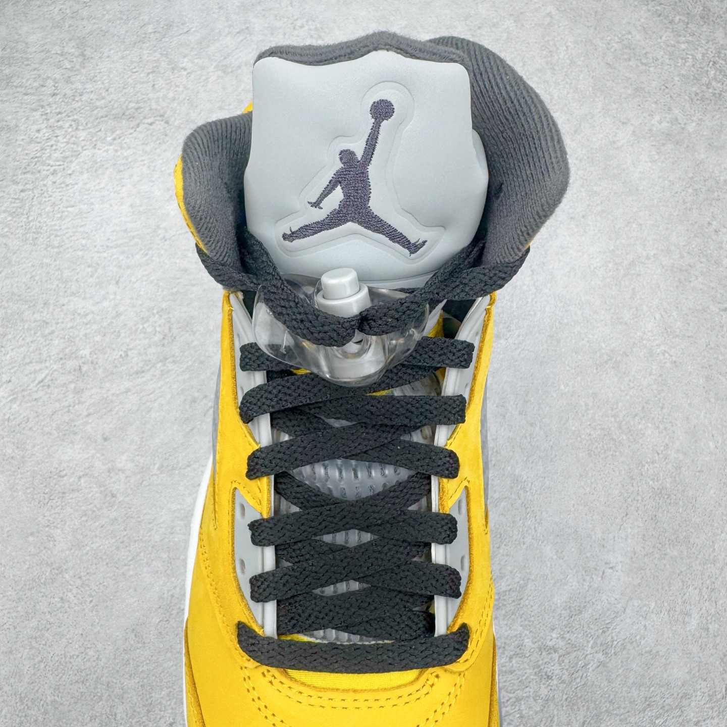 图片[5]-＃PK纯原 Air Jordan AJ5 Retro Tokyo T23 京东黑黄 IO3372-700 SZ原厂全套原楦原纸板磨具开发 原厂皮料加持 原厂港宝加持定型后跟R度完美 同源原厂电绣 飞人针数密度立体效果一致 原厂拉帮手法 原厂配置纸衬高频鞋盒 原厂指令配双鞋带 原厂TPU网格鞋带扣 超高鞋面清洁度 最高QC检验标准 控制溢胶瑕疵 到手可放心比对发售原鞋 上脚百分百充正驾驭 尺码：40 40.5 41 42 42.5 43 44 44.5 45 46 47.5-选品中心