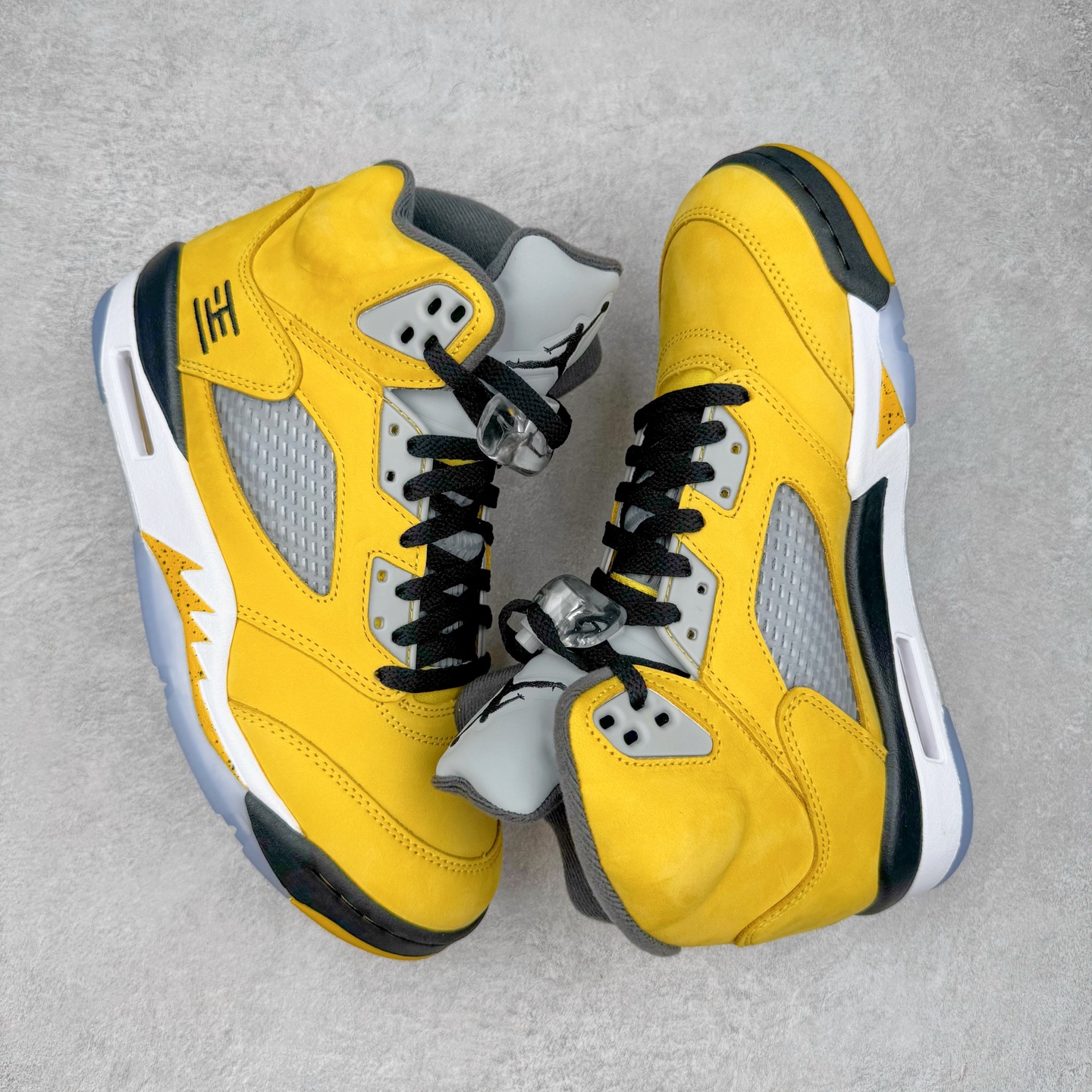 图片[3]-＃PK纯原 Air Jordan AJ5 Retro Tokyo T23 京东黑黄 IO3372-700 SZ原厂全套原楦原纸板磨具开发 原厂皮料加持 原厂港宝加持定型后跟R度完美 同源原厂电绣 飞人针数密度立体效果一致 原厂拉帮手法 原厂配置纸衬高频鞋盒 原厂指令配双鞋带 原厂TPU网格鞋带扣 超高鞋面清洁度 最高QC检验标准 控制溢胶瑕疵 到手可放心比对发售原鞋 上脚百分百充正驾驭 尺码：40 40.5 41 42 42.5 43 44 44.5 45 46 47.5-选品中心